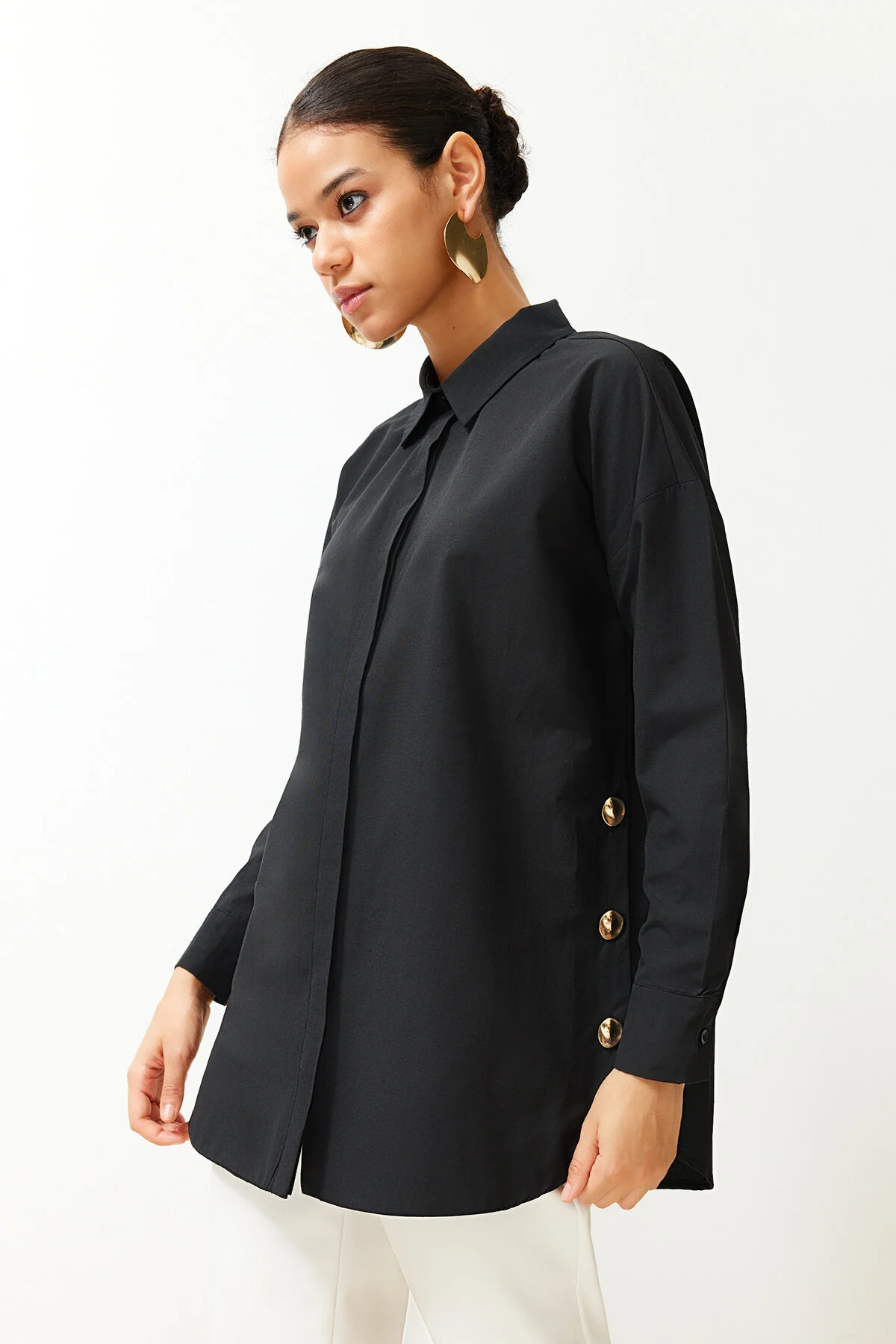 Bild von Trendyol Modest Schwarzes Hemd Aus Gewebter Baumwolle Mit Knöpfen Und Details für Damen - 36