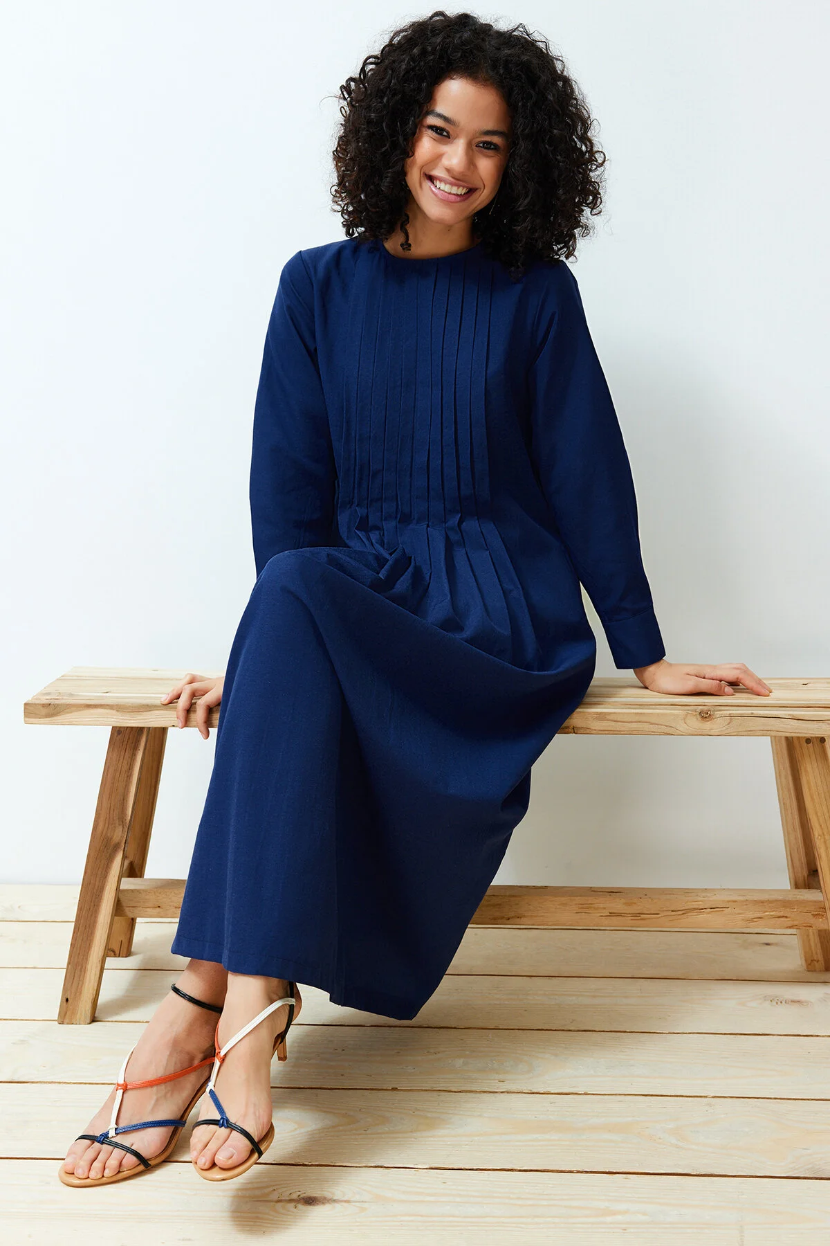 Bild von Trendyol Modest Marineblaues, Plissiertes, Detailliertes, Bequemes Gewebtes Kleid für Damen - 38