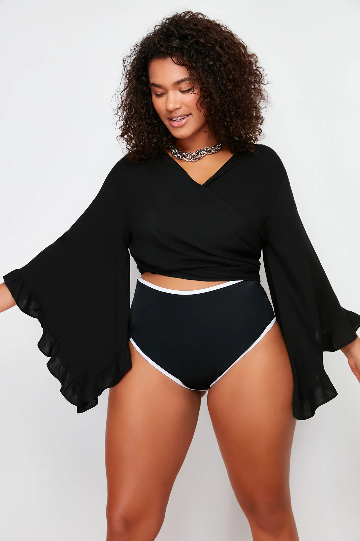 Bild von Trendyol Curve Schwarze Strandkleidung Mit Kurzen Ärmeln, Rüschen, Volants, Zweireihigem Ausschnitt, Übergrößenbluse für Damen - 48