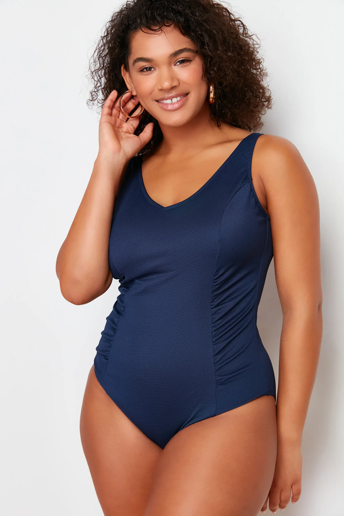 Bild von Trendyol Curve Marineblauer Gestrickter Badeanzug Mit Tiefem V-ausschnitt Und Erholungseffekt Tbsss24am00018 für Damen - 44