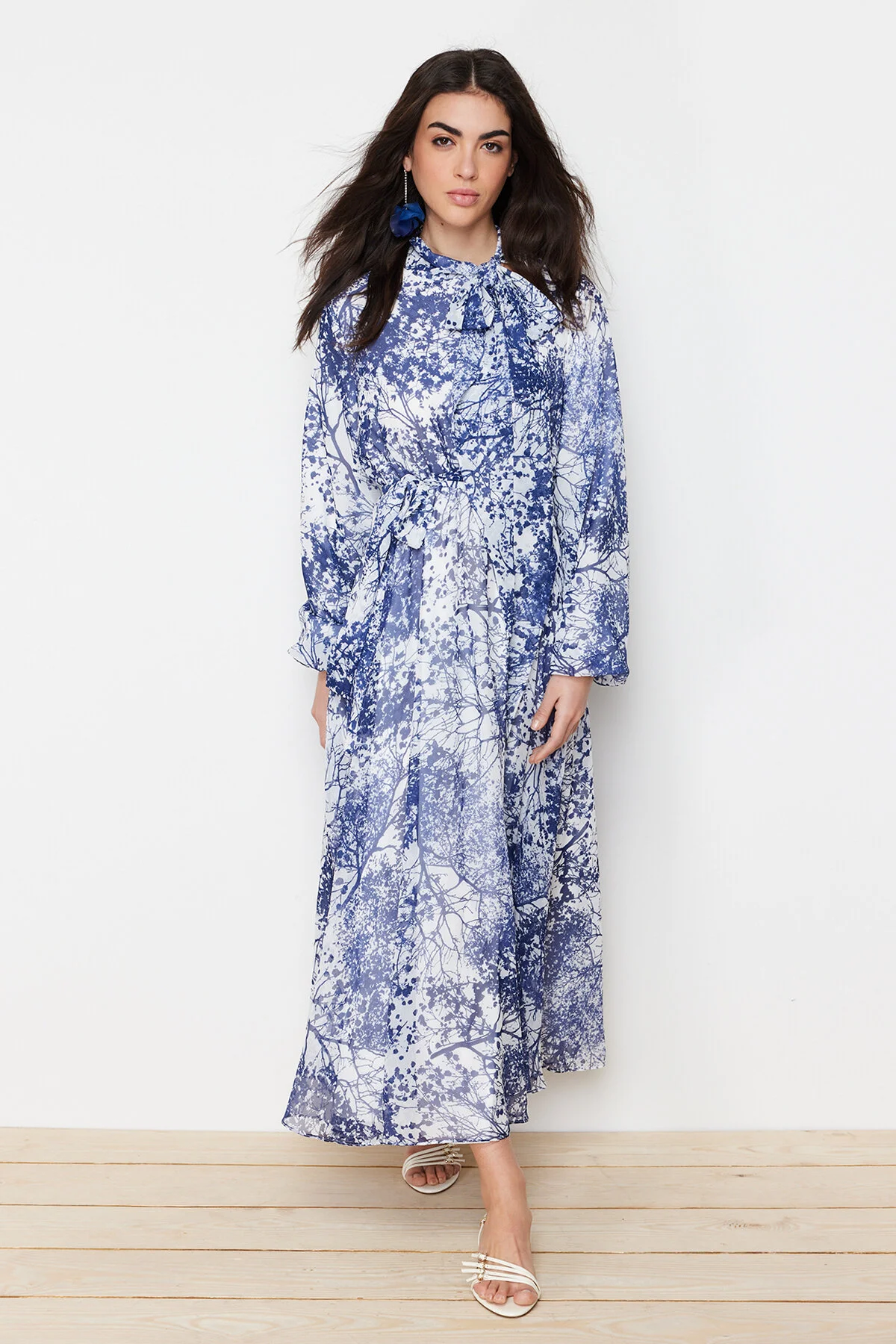 Bild von Trendyol Modest Blaues, Langes Abendkleid Aus Chiffon Mit Blumenmuster Und Futter für Damen - 42