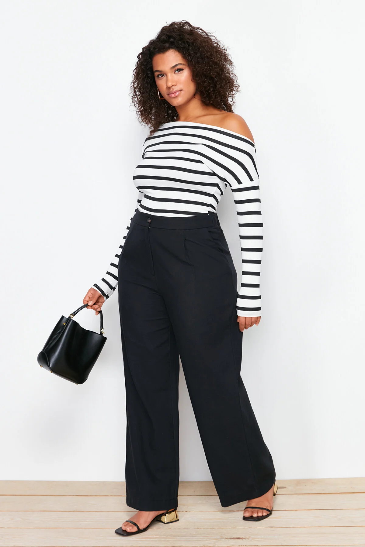 Bild von Trendyol Curve Schwarze Hose Mit Hoher Taille Und Weitem Bein Webstoff für Damen - 46
