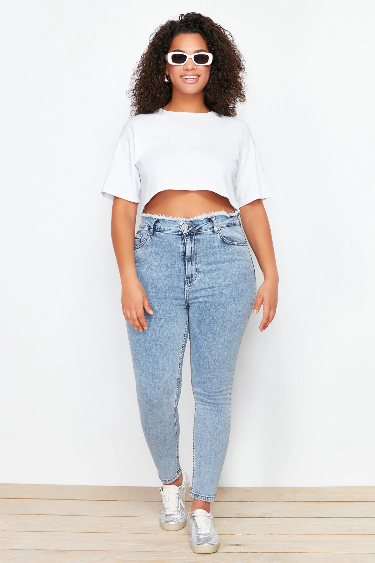 Bild von Trendyol Curve Hellblaue, Dehnbare Skinny-jeans Mit Quastendetails Tbsss24cj00033 für Damen - 52