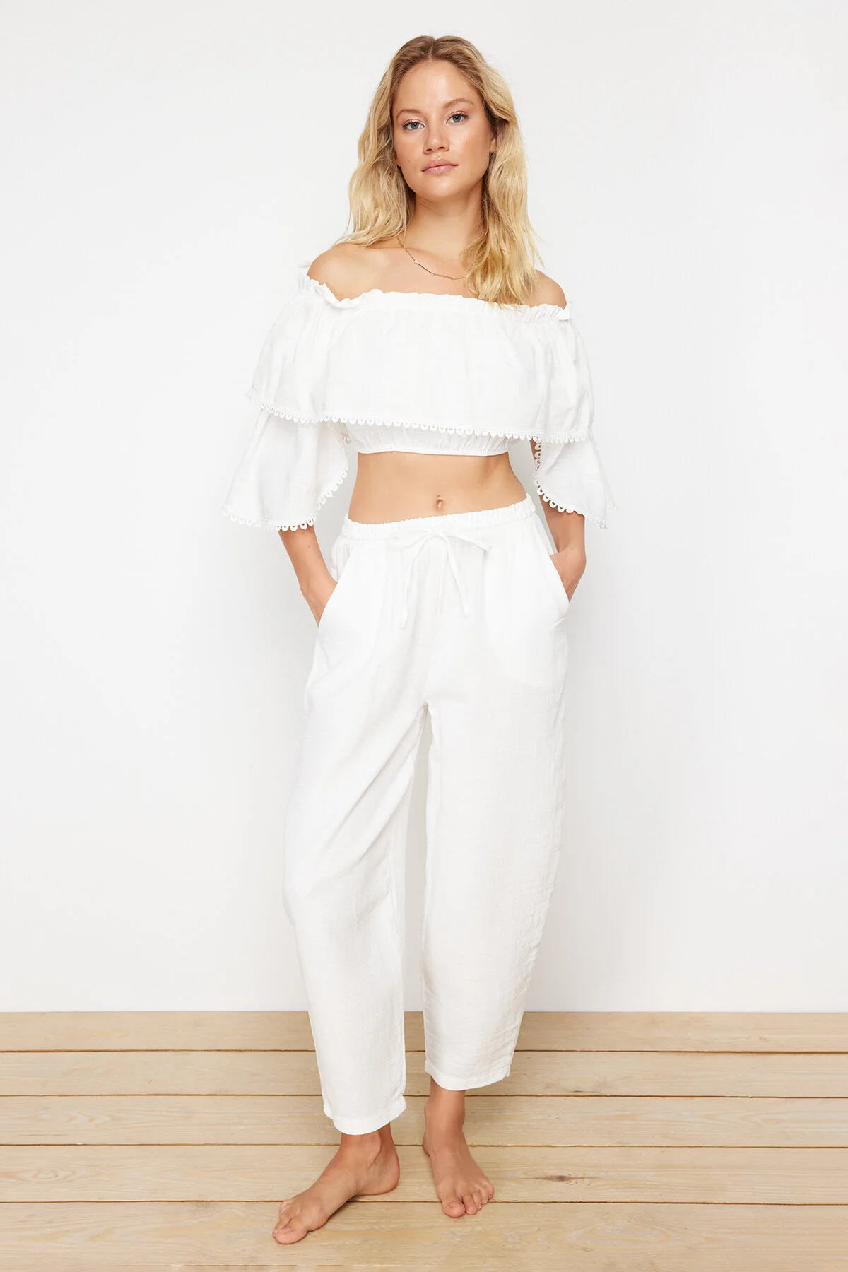Bild von Trendyol Collection Weiße Bauchfreie, Gewebte Volantbluse für Damen - 36