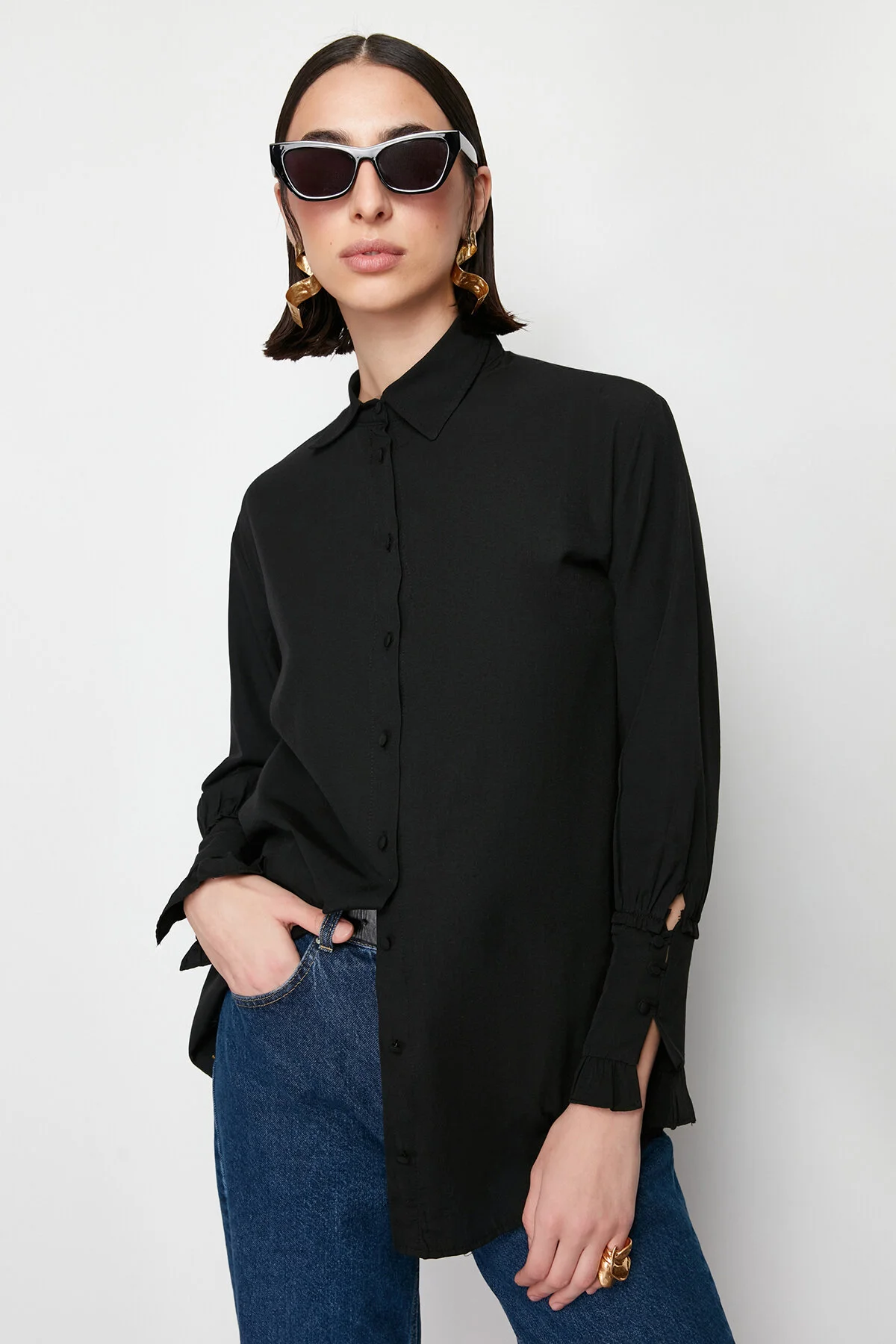 Bild von Trendyol Modest Schwarzes Hemd Aus Gewebter Baumwolle Mit Rüschendetail für Damen - 42