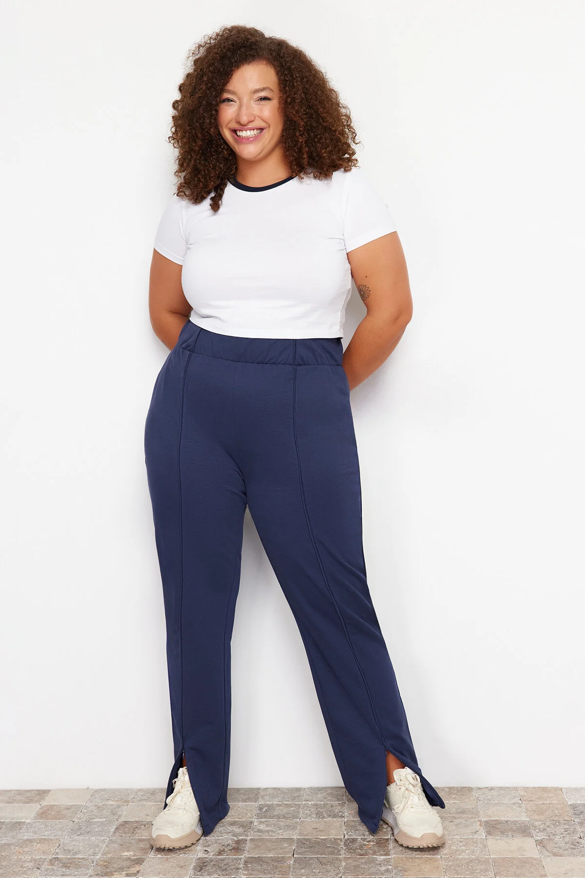 Bild von Trendyol Curve Marineblaue Dünne Jogginghose – Paspeldetail, 100 % Baumwolle, für Damen - 2XL