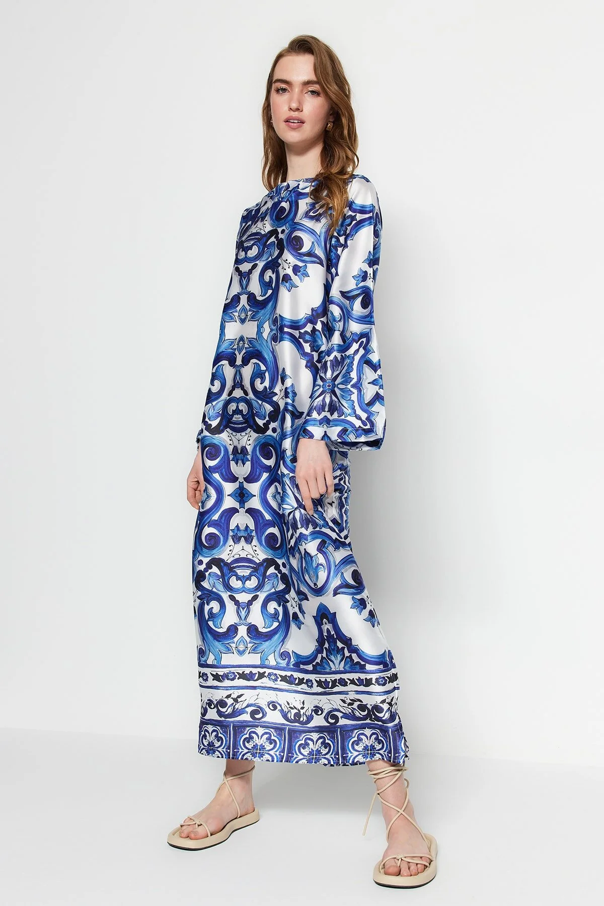 Bild von Trendyol Modest Abendkleid Mit Ethnischem Muster Und Blauer Satinoberfläche für Damen - 44