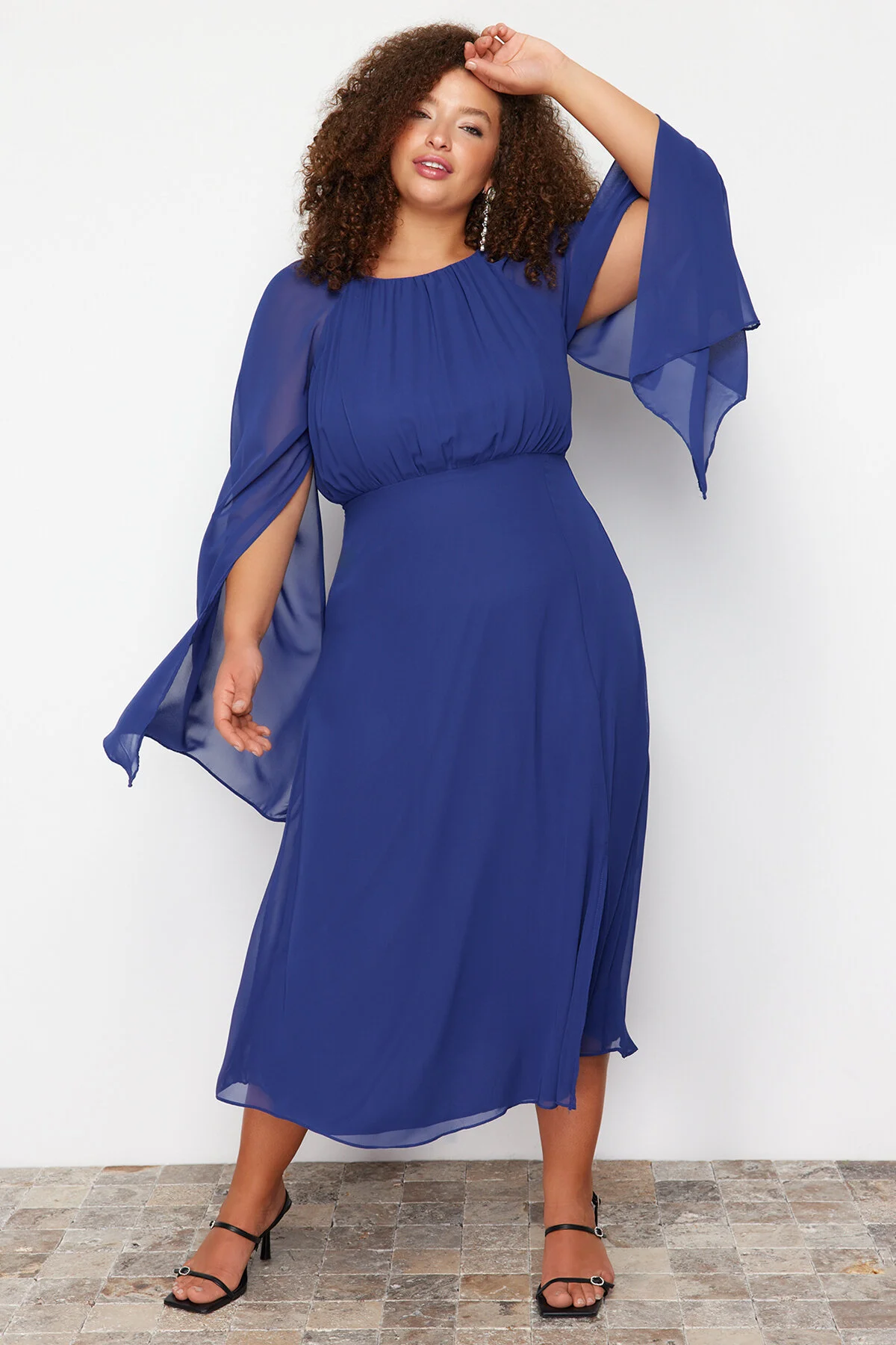 Bild von Trendyol Curve Chiffonkleid In Übergröße – Saks Cape-ärmel, Maxilänge, Gefüttert für Damen - 42
