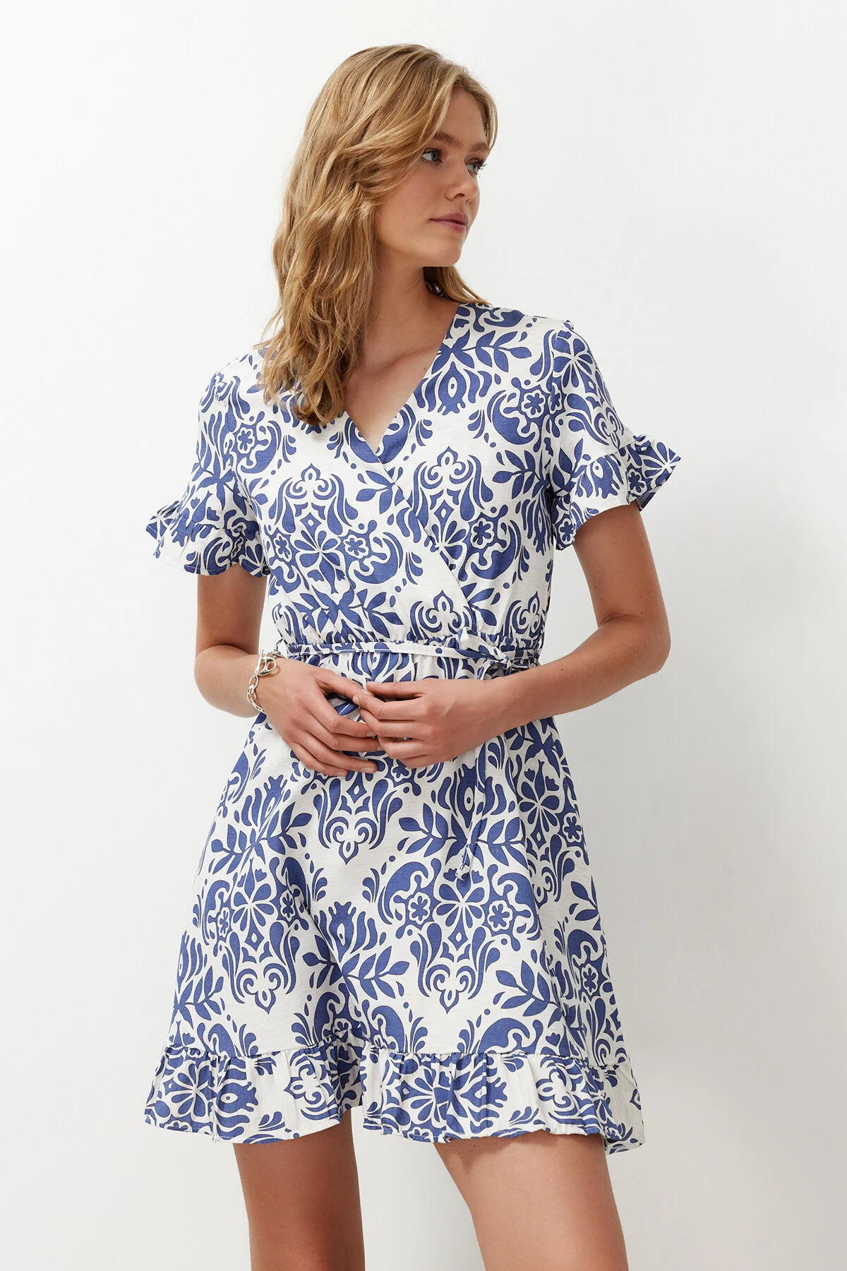 Bild von Trendyol Collection Ecrufarbenes, Gewebtes Minikleid Mit Rock Und Taillenöffnung Im Ethnischen Muster für Damen - 38