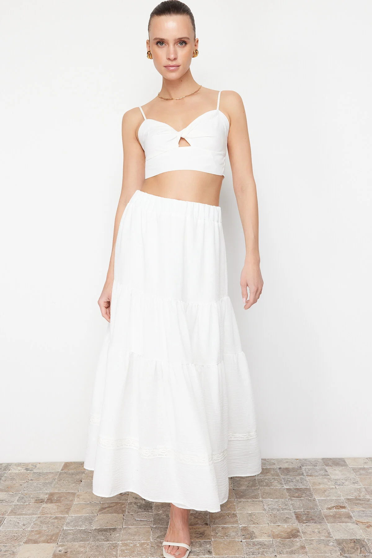 Bild von Trendyol Collection Ecru-rock Mit Spitzenspitze, Detaillierter Leinen-look, Ausgestellter Maxi-webrock für Damen - 34
