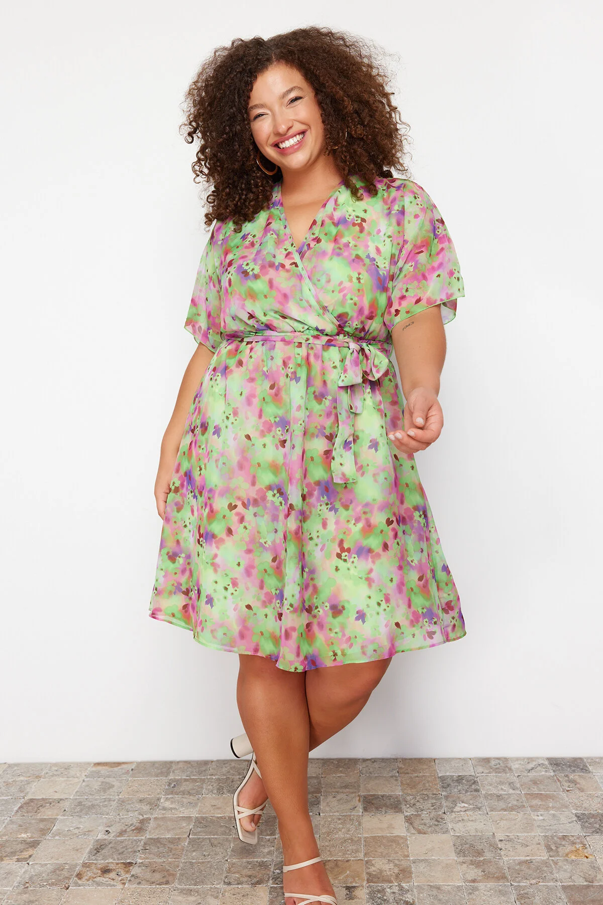 Bild von Trendyol Curve Mehrfarbiges Chiffon-gewebtes Kleid In Übergröße für Damen - 44
