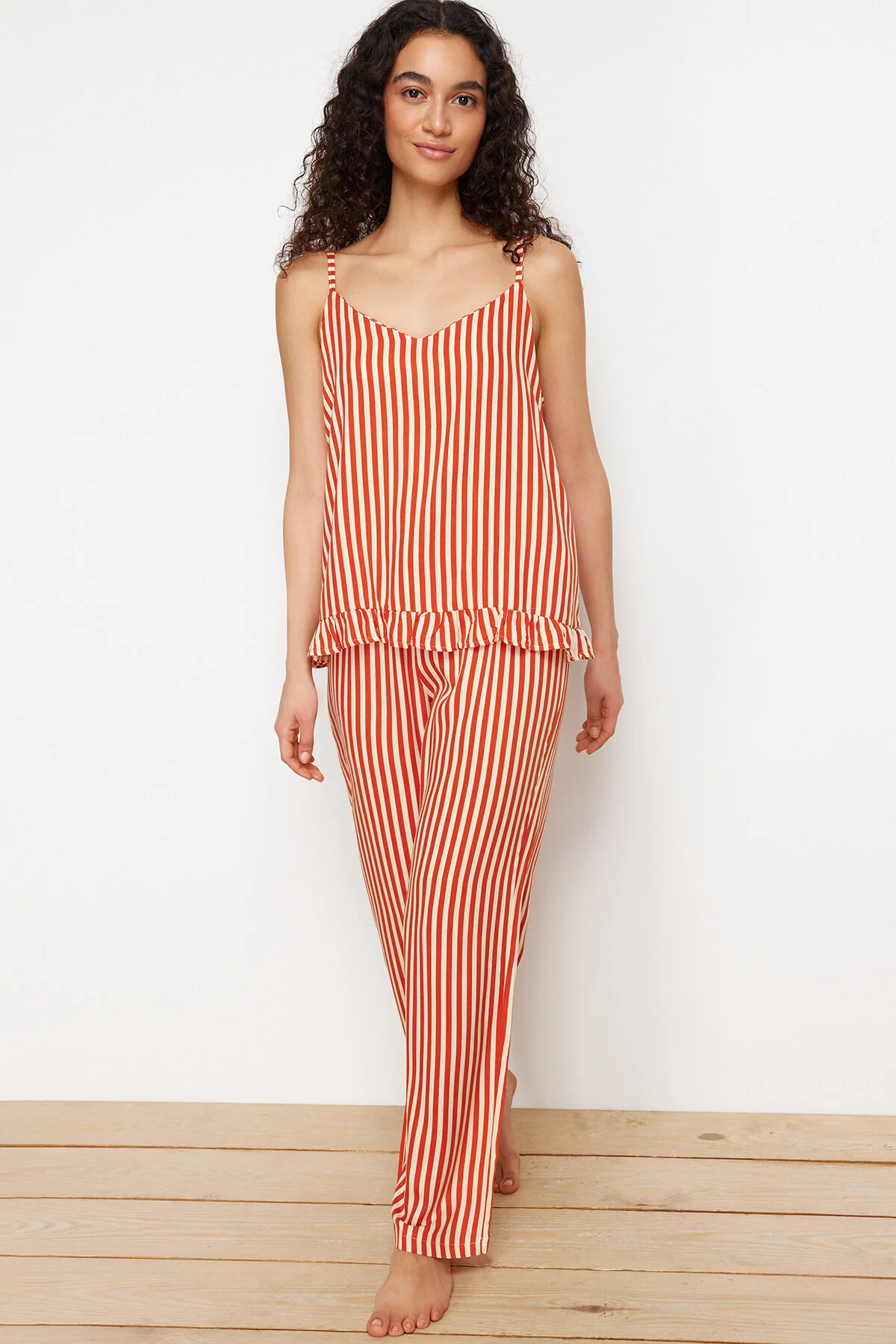 Bild von Trendyol Collection Orange-mehrfarbig Gestreiftes Pyjama-set Aus Viskosegewebe Mit Rüschendetail Und Seilriemen für Damen - 38