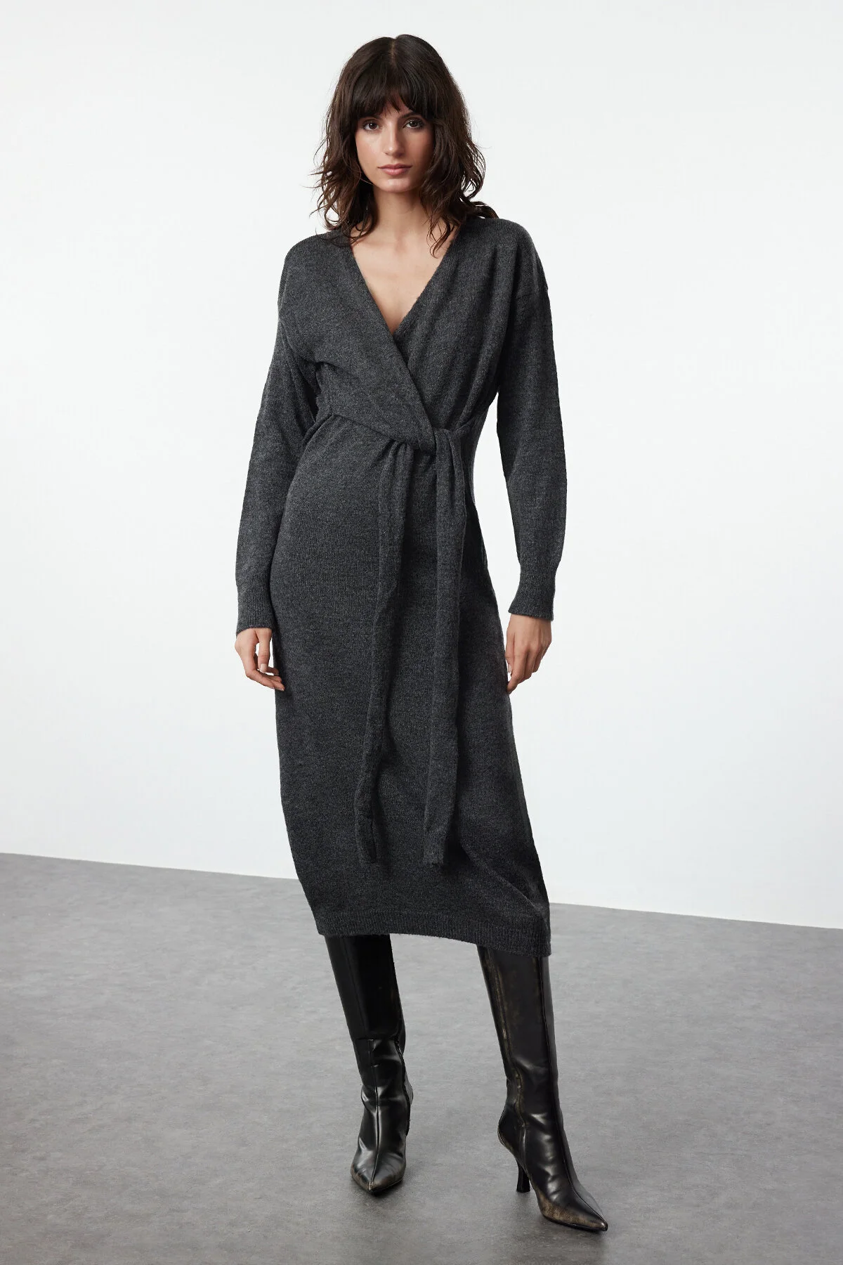 Bild von Trendyol Collection Anthrazitfarbenes Strickkleid In Midi-länge – Weich Strukturierter, Zweireihiger Kragen, Bindeband für Damen - S