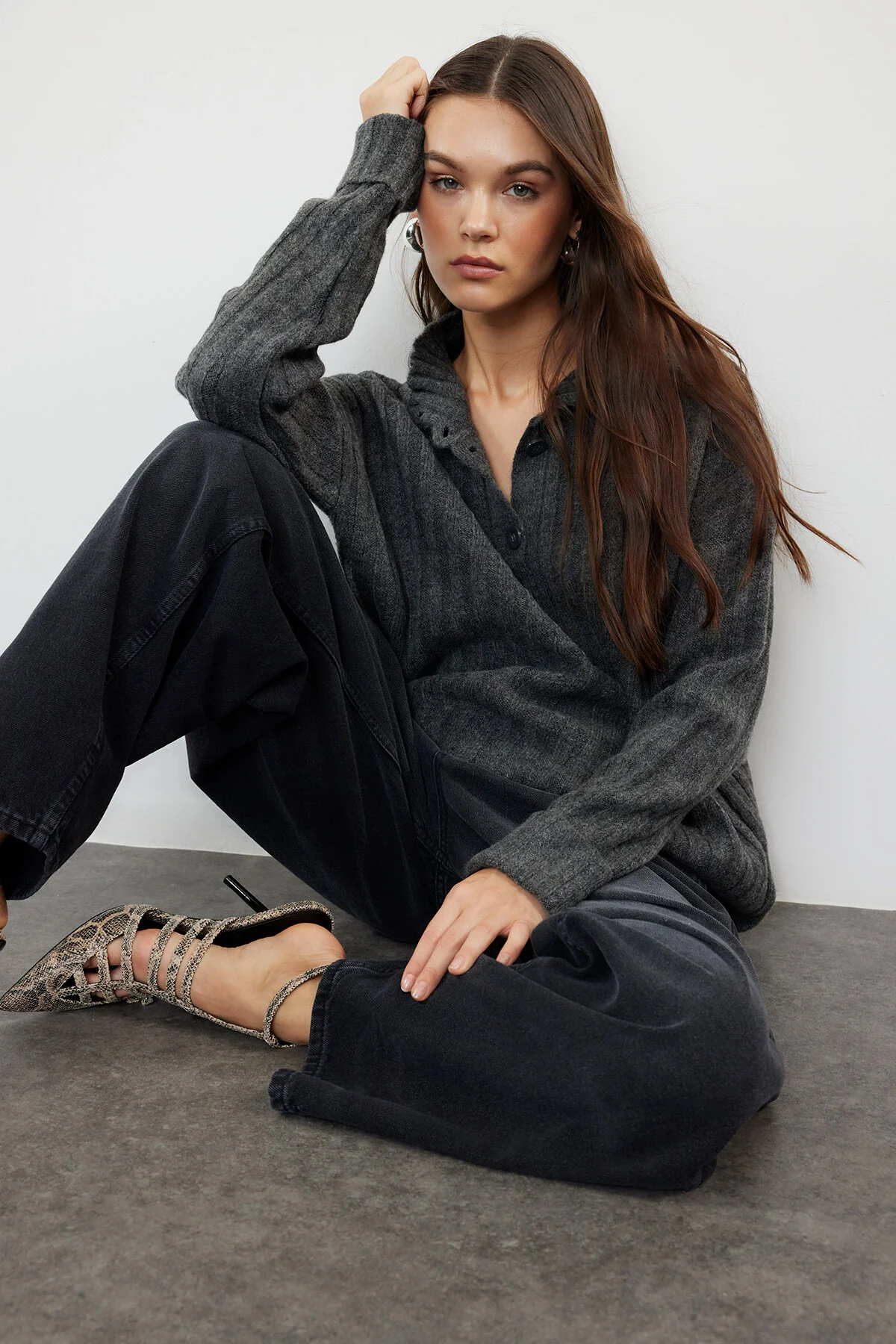Bild von Trendyol Collection Weicher Strickpullover Mit Weiter Passform Stehkragen, Anthrazit für Damen - M