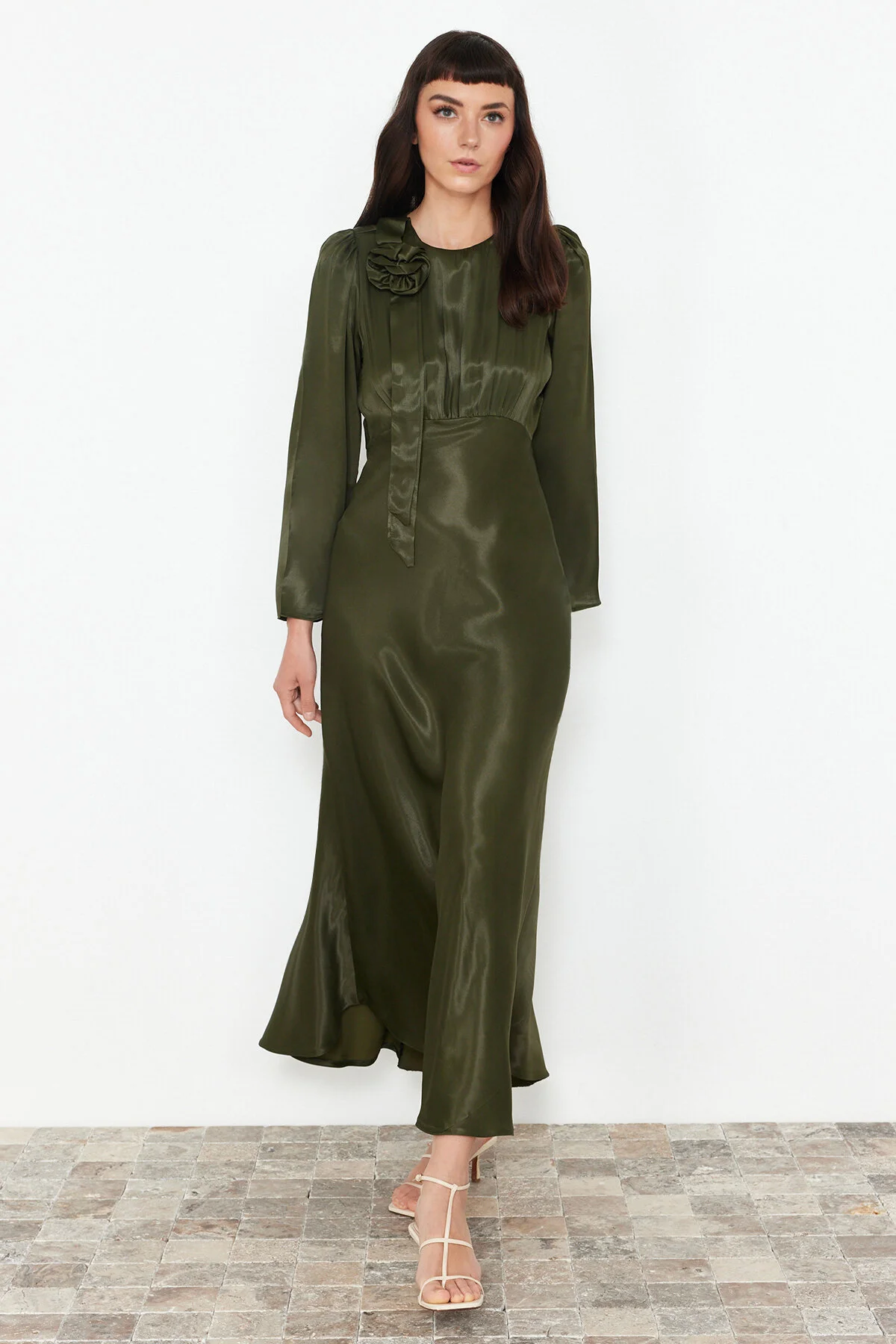 Bild von Trendyol Modest Khakifarbenes Abendkleid Aus Gewebtem Satin Für Besondere Anlässe Mit Rosen-details für Damen - 40