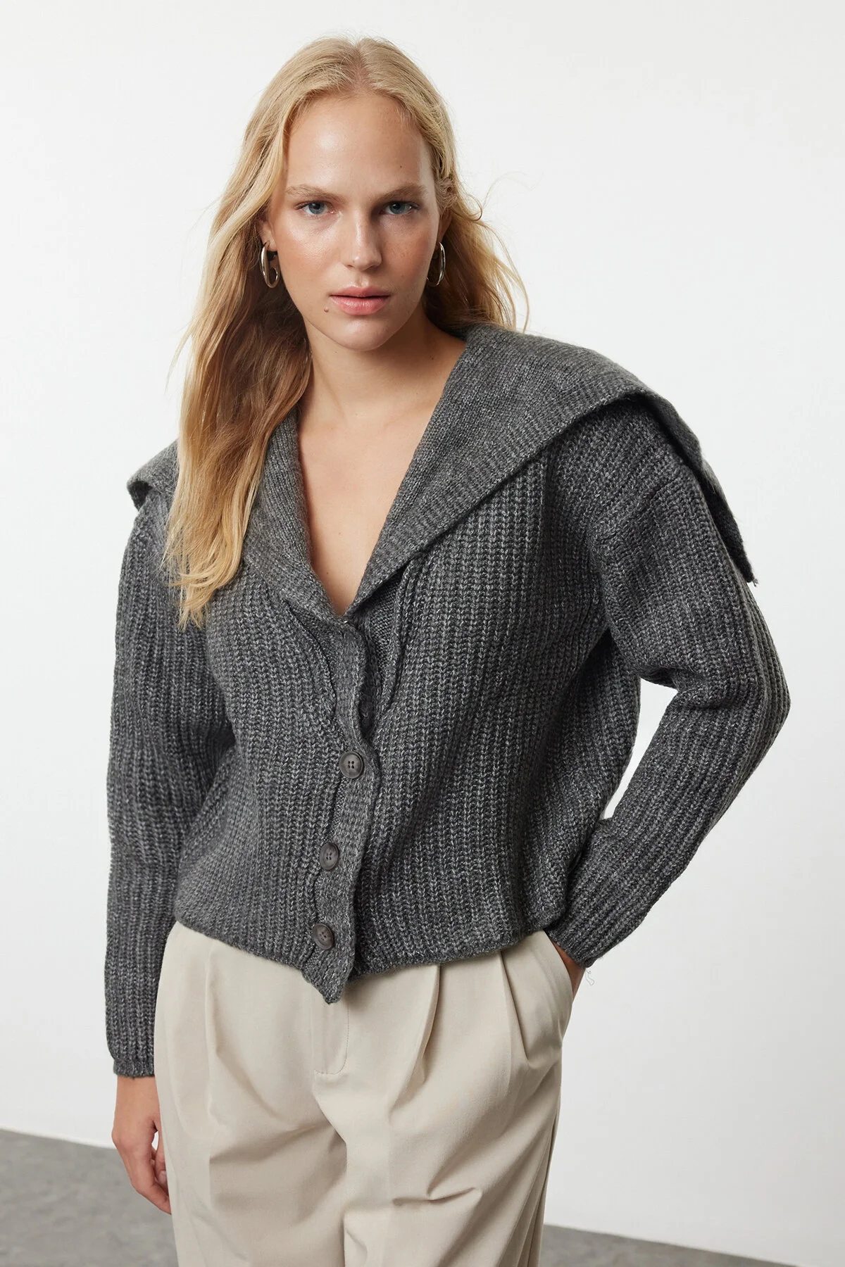 Bild von Trendyol Collection Weicher Strick-cardigan Mit Umlegekragen – Anthrazit Premium-garn für Damen - S