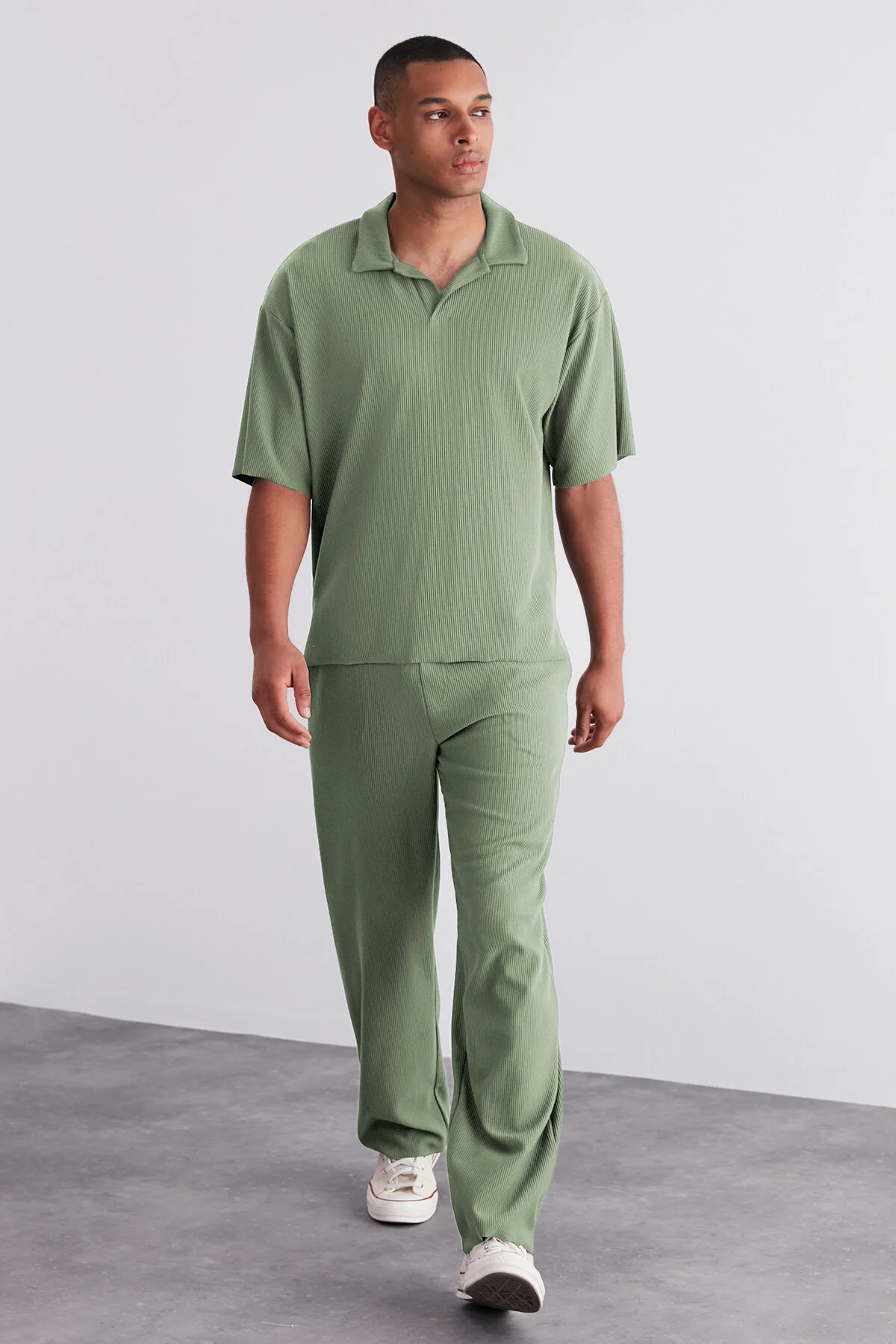 Bild von Trendyol Collection Limitierte Auflage Mintfarbenes, Weit Geschnittenes, Strukturiertes Und Knitterfreies Ottoman-polo-t-shirt für Herren - L