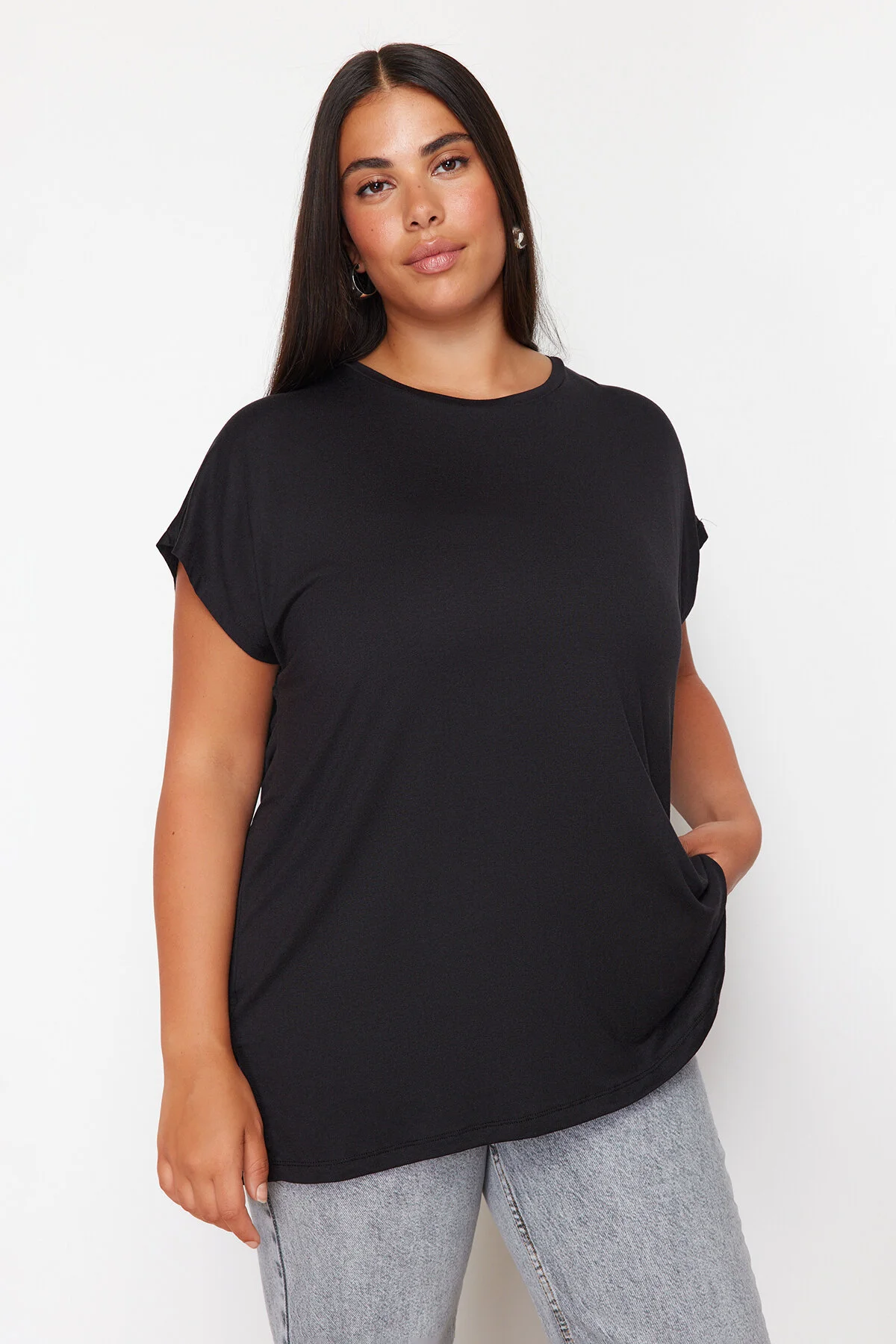 Bild von Trendyol Curve Modaler Strickstoff Schwarzes Boyfriend-t-shirt Mit V-ausschnitt für Damen - 3XL