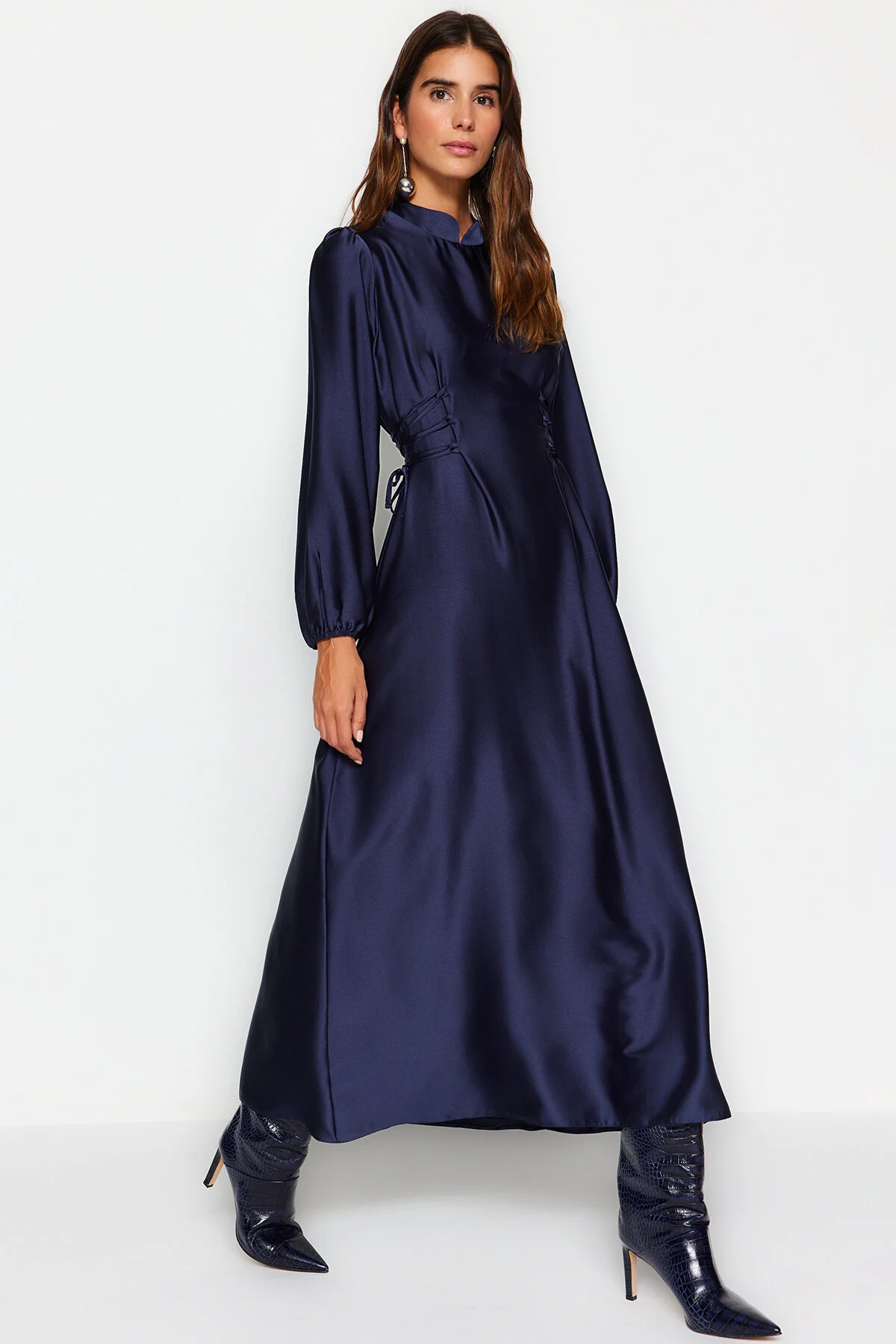 Bild von Trendyol Modest Marineblaues Abendkleid Aus Satin Mit Taillengürtel für Damen - 46