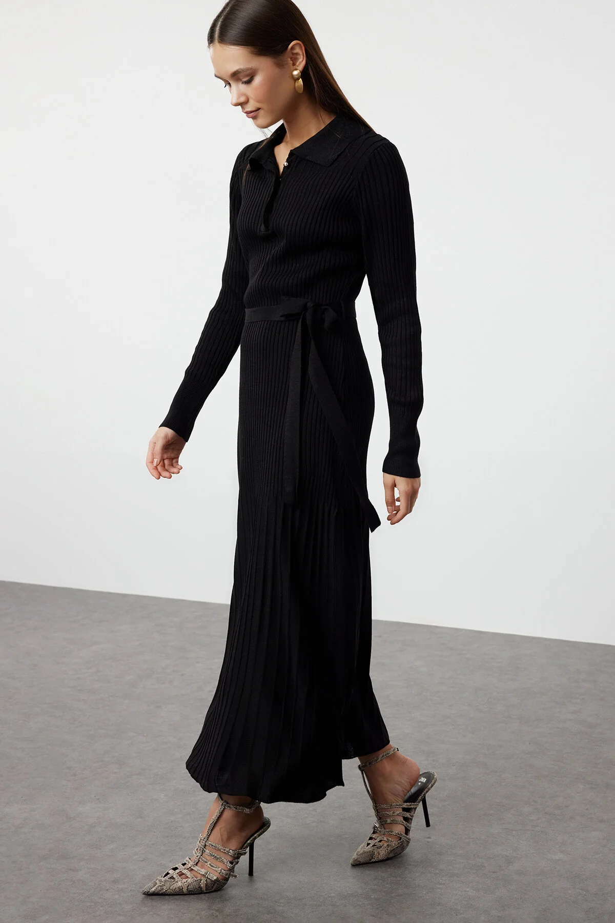 Bild von Trendyol Modest Schwarzes Strickkleid Mit Polokragen Und Kordel – Gürtel, für Damen - XL