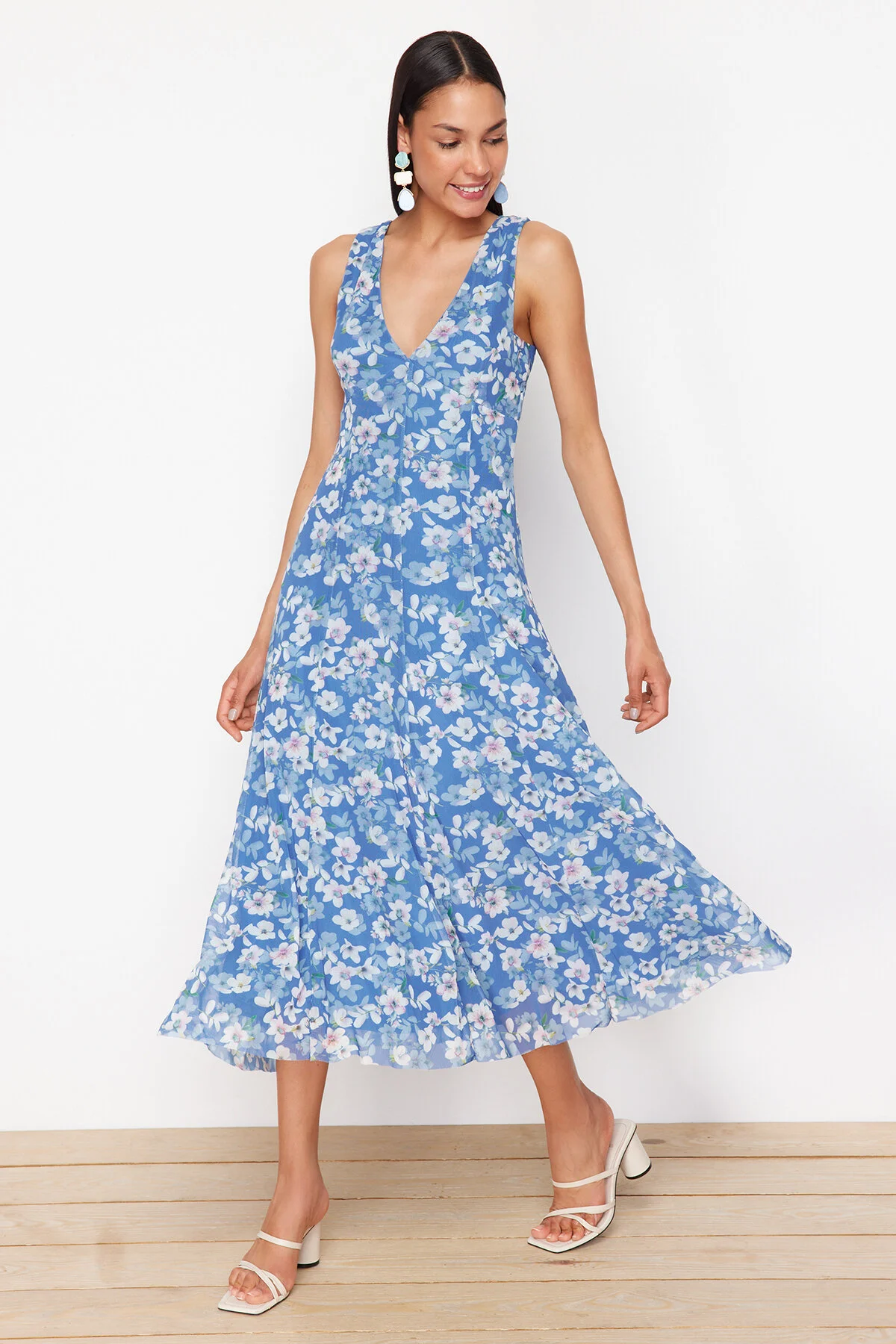 Bild von Trendyol Collection Blaues Strickkleid Mit V-ausschnitt Und Blumenmuster - für Damen - S