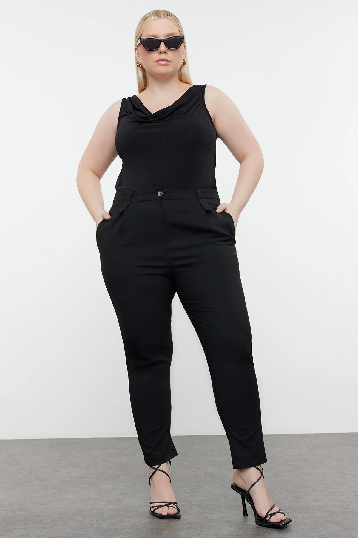 Bild von Trendyol Curve Schwarze Karottenhose Aus Polyviscon Mit Hoher Taille In Übergröße - für Damen - 42