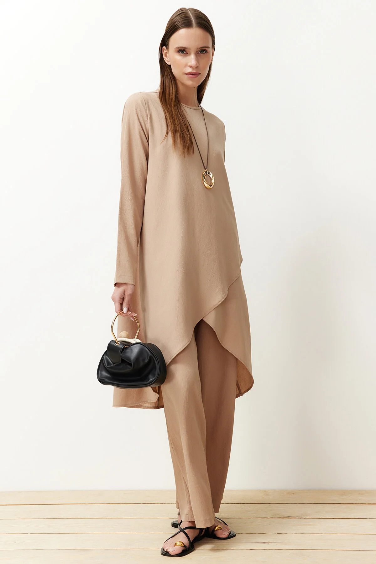 Bild von Trendyol Modest Beiges Asymmetrisches Gewebtes Tunika-hosen-oberteil Und Unterteil-set für Damen - 36