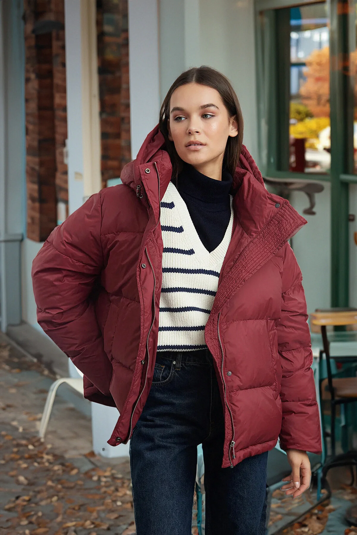 Bild von Trendyol Collection Übergroße Steppjacke In Claret-rot – Kapuze, Gänsefedern, Wasserabweisend für Damen - 2XS