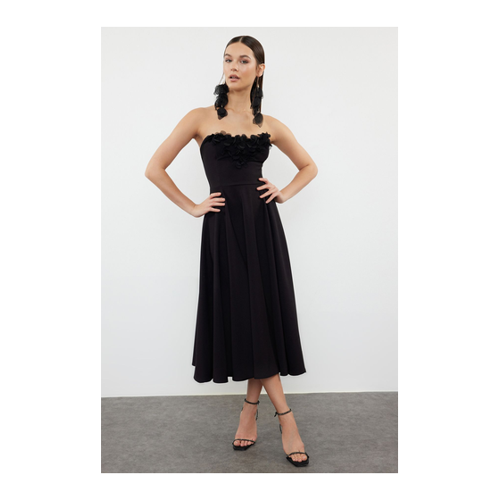 Bild von Trendyol Collection Stilvolles Schwarzes Abendkleid im A-Ausschnitt mit Blumenmuster