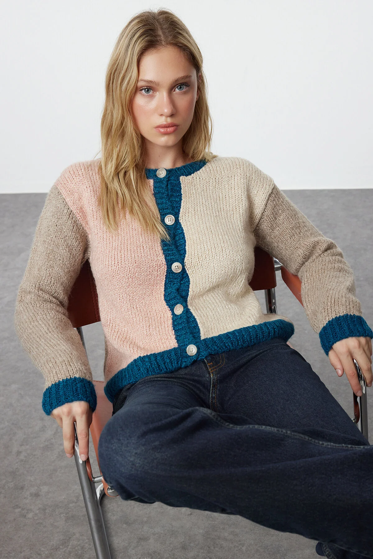 Bild von Trendyol Collection Weicher Strick-cardigan Mit Farbblockierung – Braun, für Damen - M