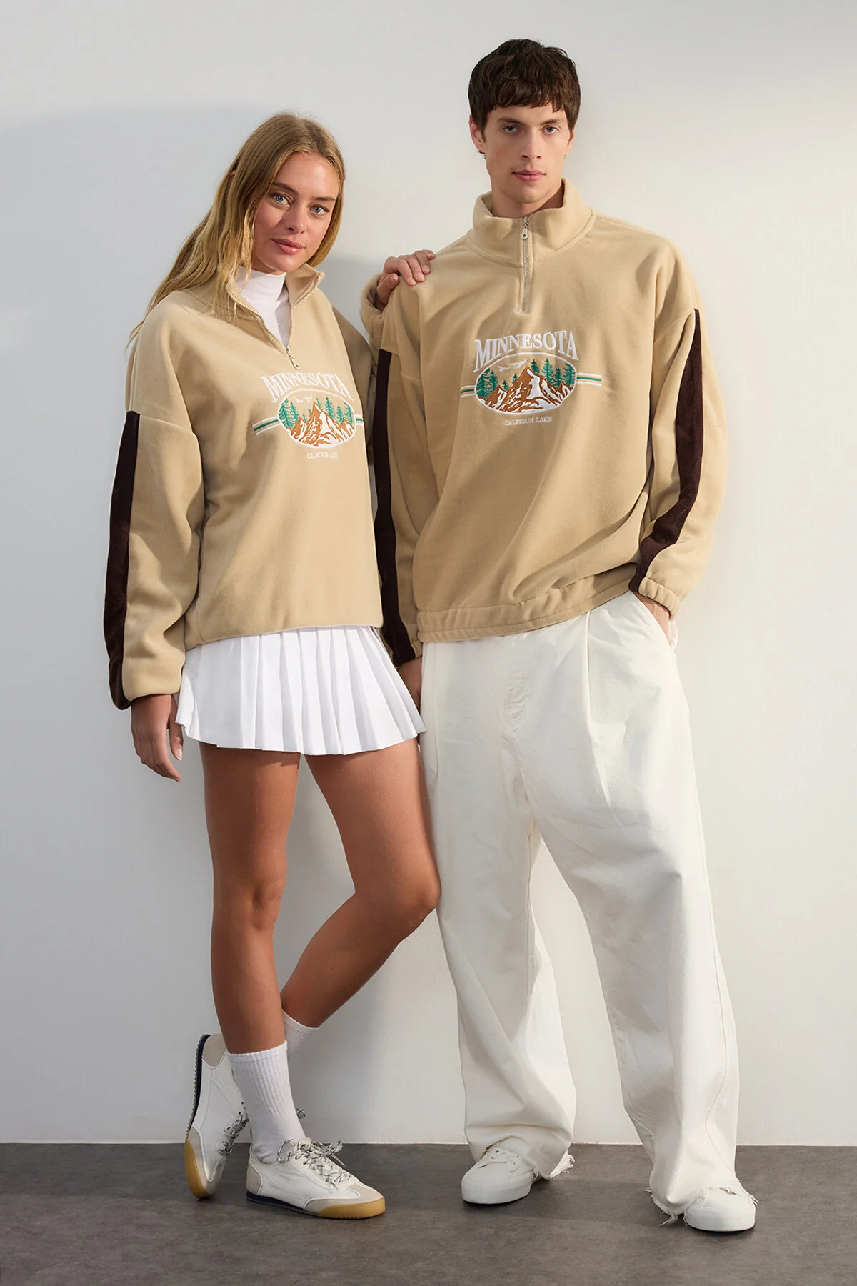 Bild von Trendyol Collection Unisex-oversize-fleece-sweatshirt – Stehkragen, City-stickerei, Anti-pilling - L