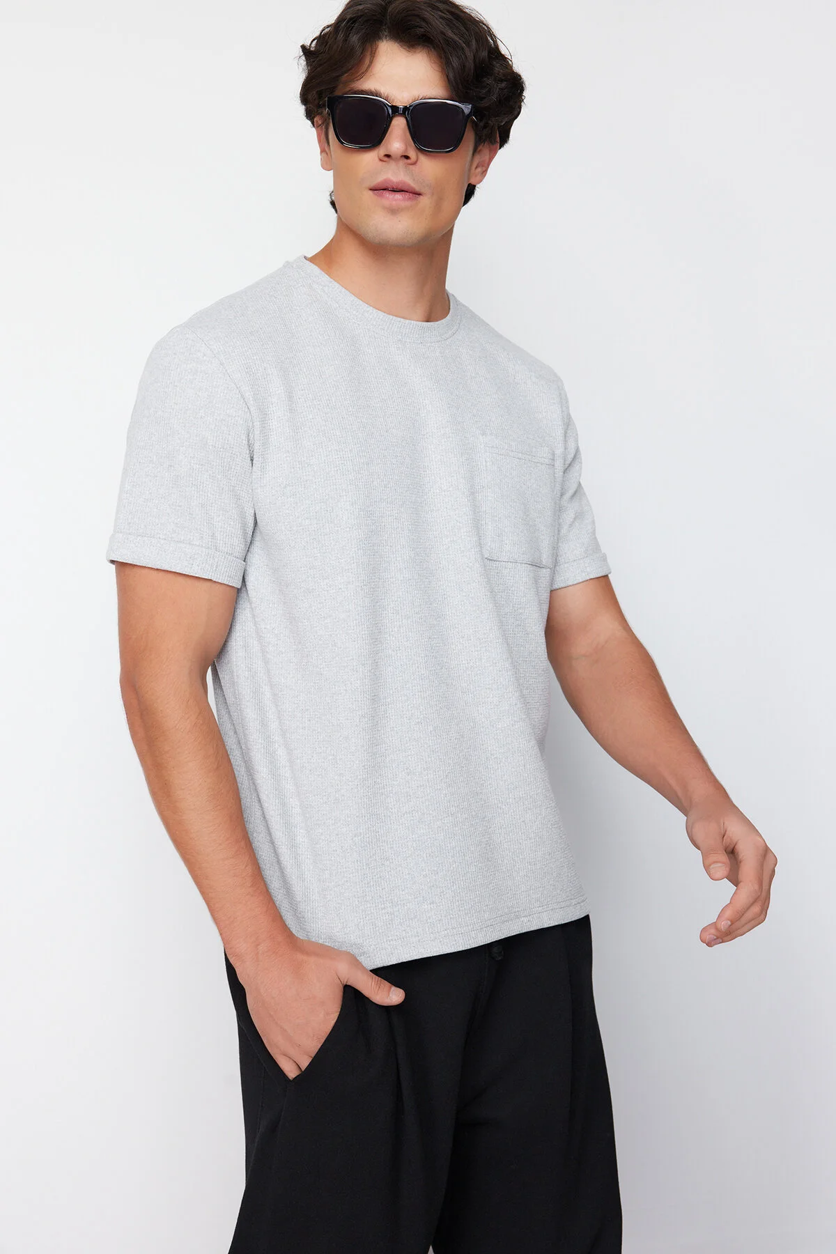 Bild von Trendyol Collection Graues Basic-t-shirt Mit Entspannter/bequemer Passform, Strukturiertem Waffelmuster Und Taschenetikett, Kurzärmlig, für Herren - S
