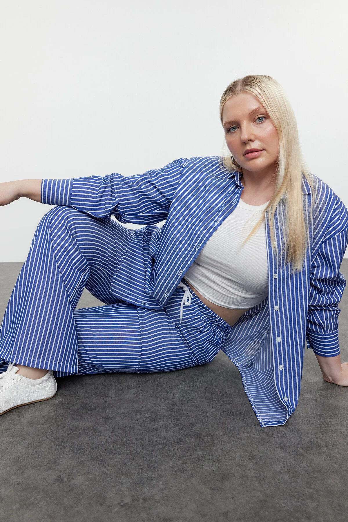 Bild von Trendyol Curve Marineblau-weiß Gestreiftes Hemd- Und Hosen-set In Übergröße – für Damen - 48