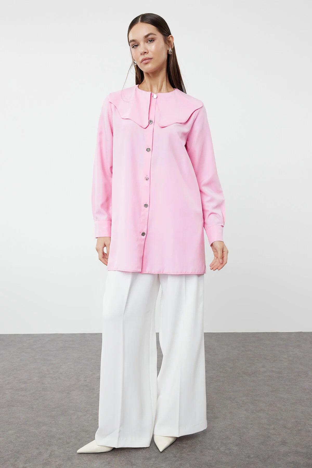 Bild von Trendyol Modest Baumwollhemd Mit Babykragen Rosa, Silbernes Knopfdetail für Damen - 44
