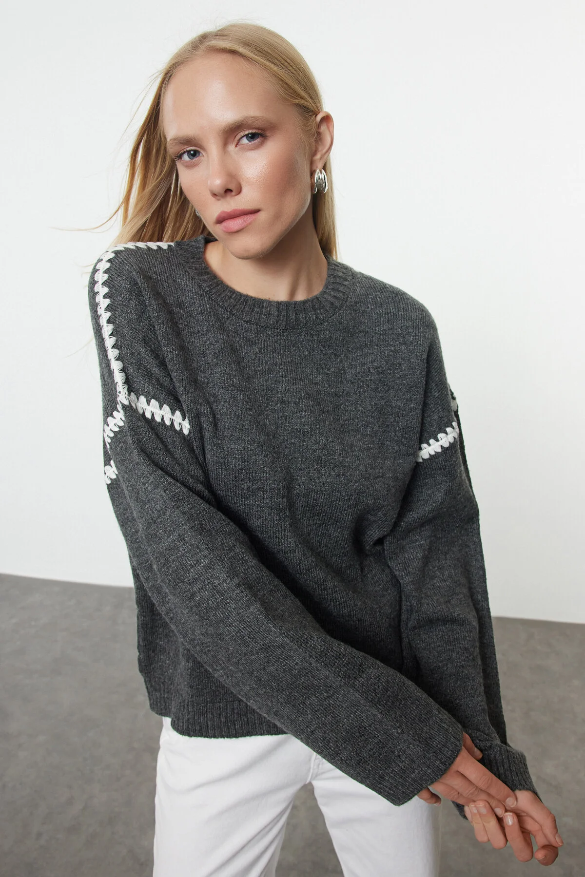Bild von Trendyol Collection Anthrazitfarbener Strickpullover Mit Stickdetail Soft Texture für Damen - S