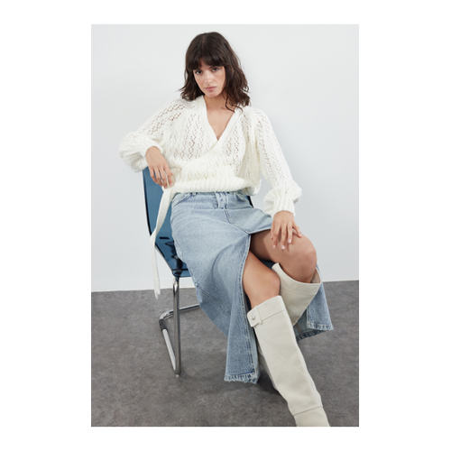 Bild von Trendyol Collection Weich Strukturierter Ecru-Strickpullover mit Krawattendetails