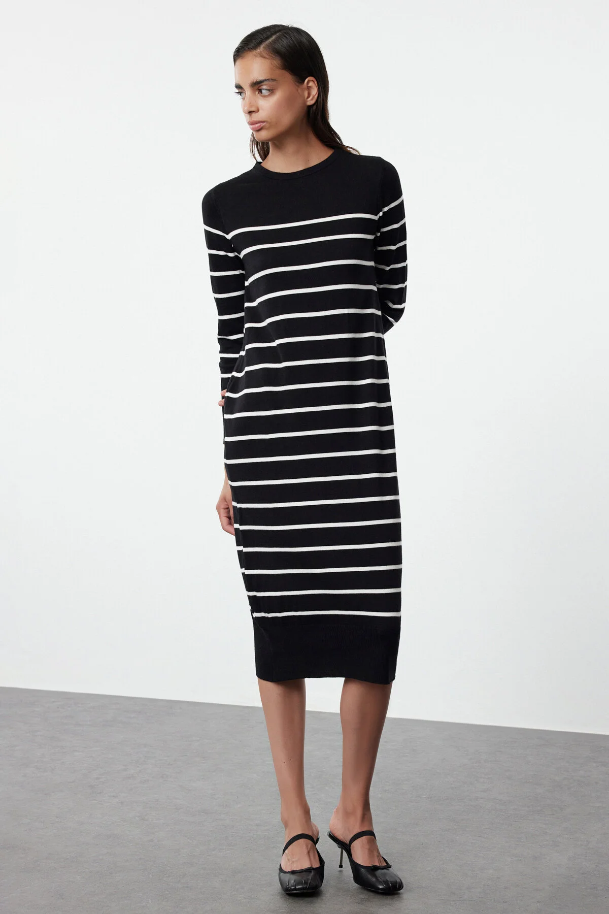 Bild von Trendyol Collection Hochwertiges Schwarzes Midi-strickkleid Mit Streifen – Spezialgarn für Damen - S