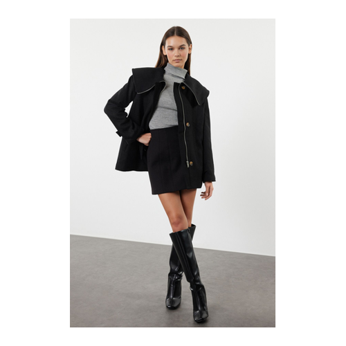 Bild von Trendyol Collection Schwarzer Midimantel – Stilvoll und Modern für Damen