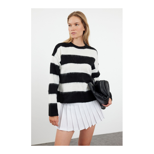 Bild von Trendyol Collection Gestreifter Weicher Strickpullover Mit Rundhalsausschnitt – Schwarz für Damen - L