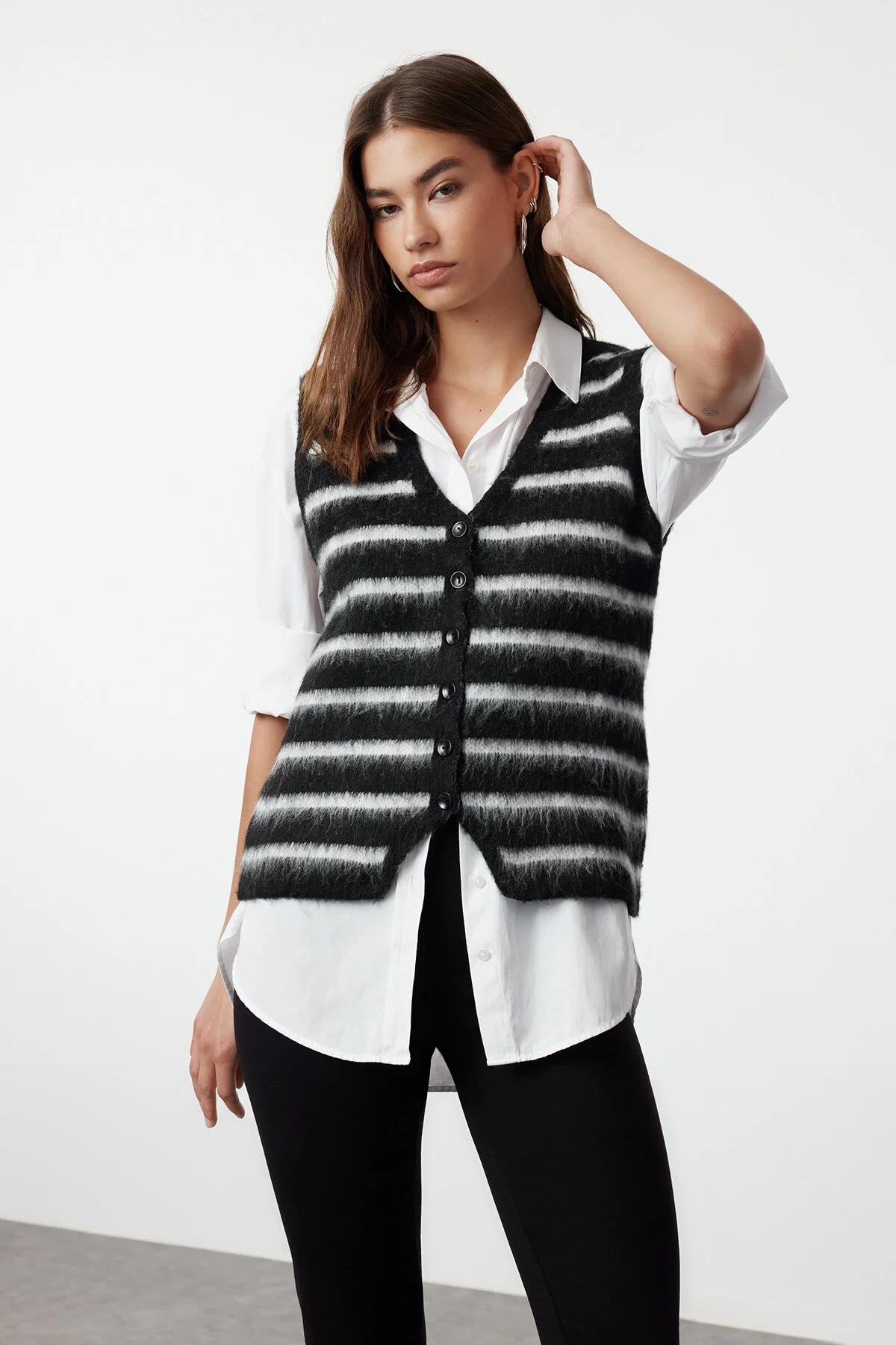 Bild von Trendyol Collection Gestreifte Weiche Schwarze Weste Mit V-ausschnitt – für Damen - S