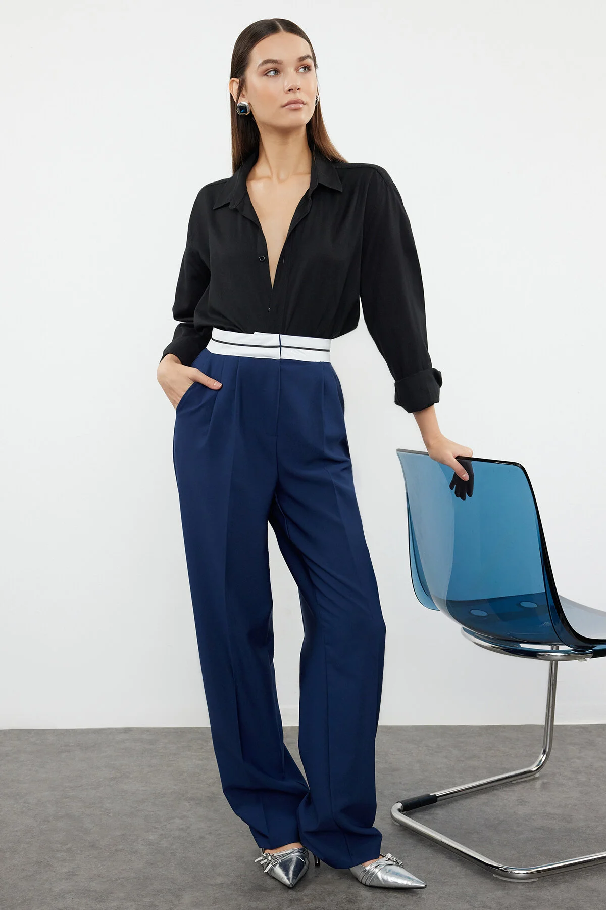 Bild von Trendyol Collection Marineblaue, Gewebte Hose Mit Weitem Bein Und Hohem Taillengürtel – für Damen - 34