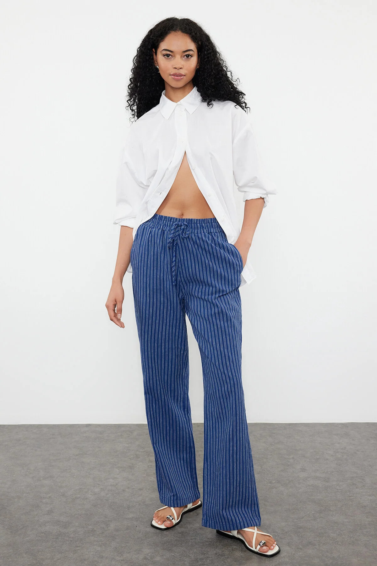Bild von Trendyol Collection Gestreifte Leinenhose Mit Weitem Bein Und Hoher Taille In Marineblau - für Damen - 42