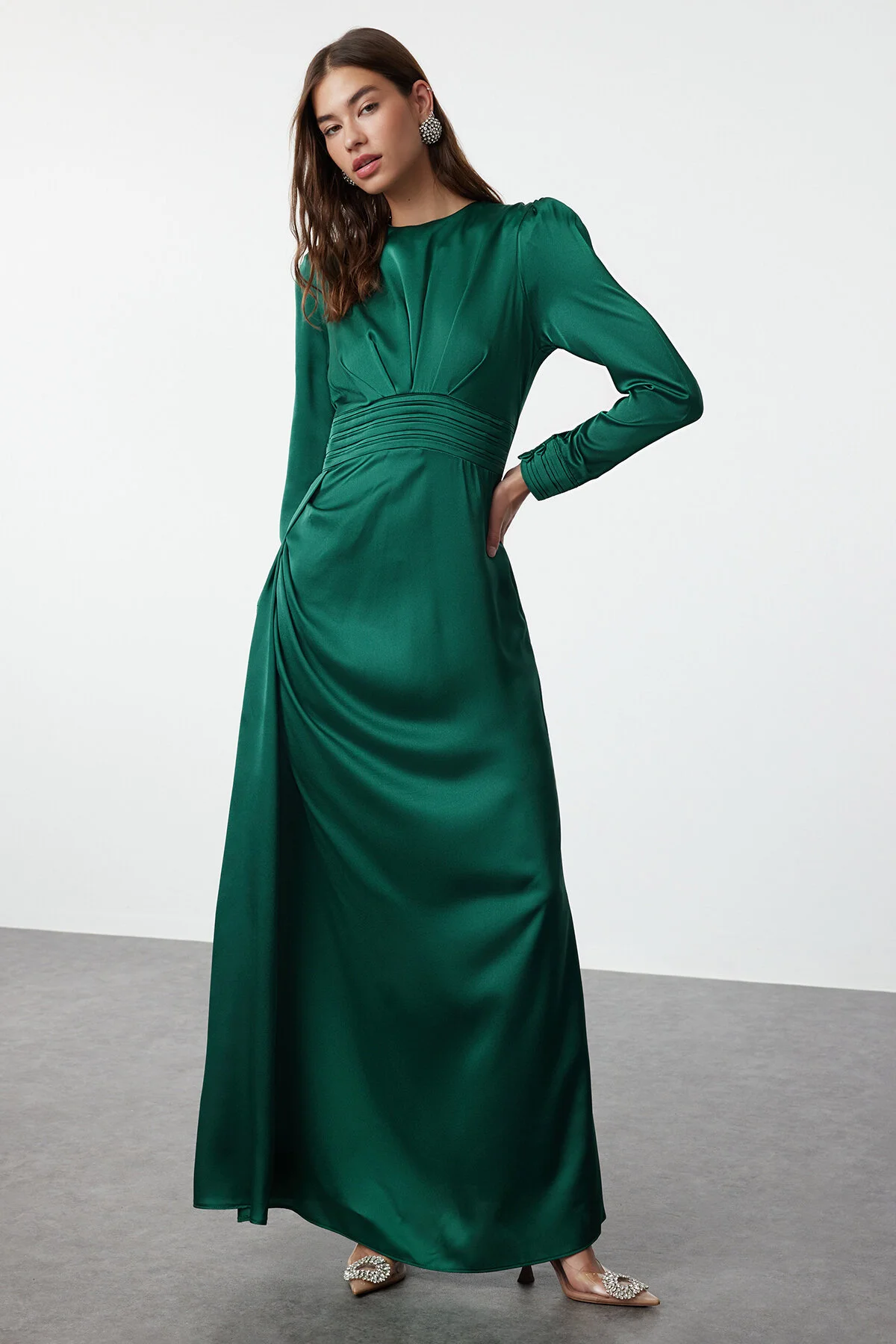 Bild von Trendyol Modest Smaragdgrünes Abendkleid Aus Gewebtem Satin – Abendkleid Mit Gürteldetails für Damen - 38