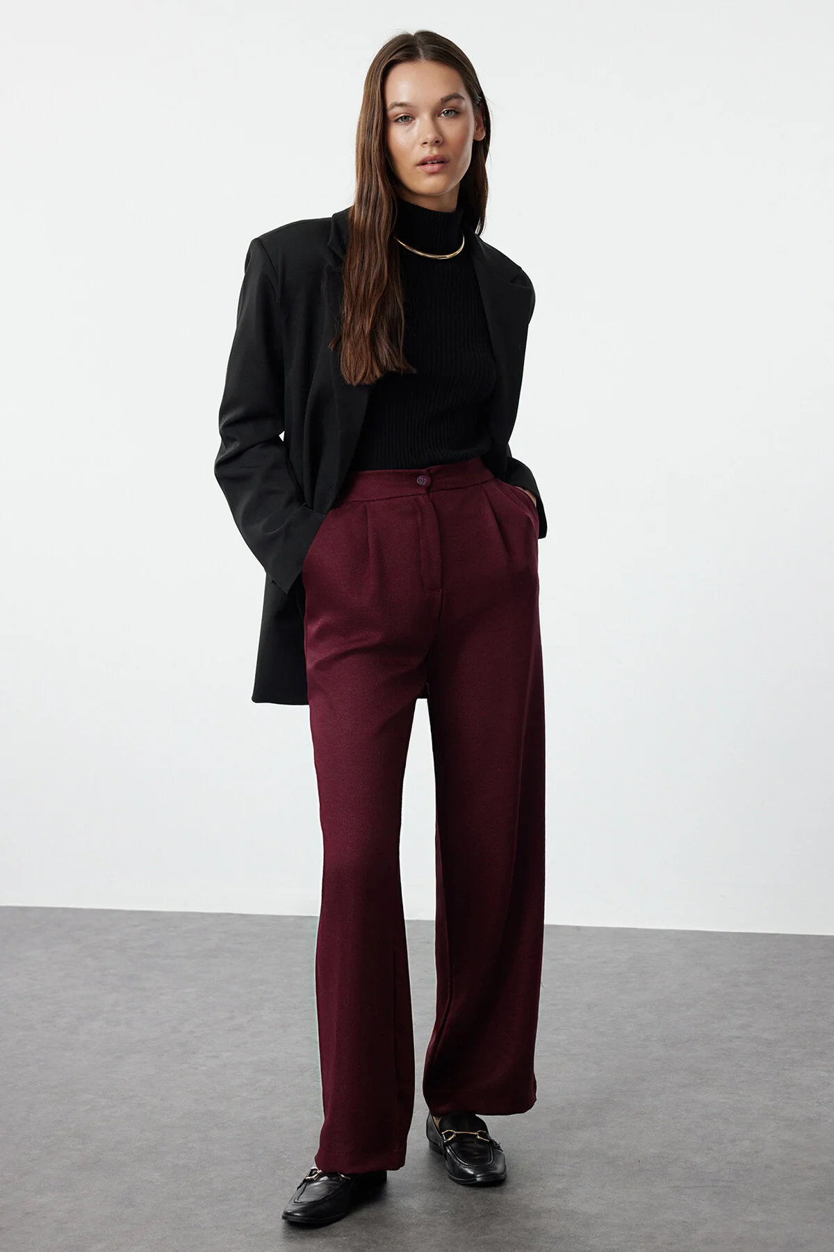 Bild von Trendyol Collection Burgunderrote, Gerade/gerade Geschnittene Hose Aus Gewebtem Stoff für Damen - 42