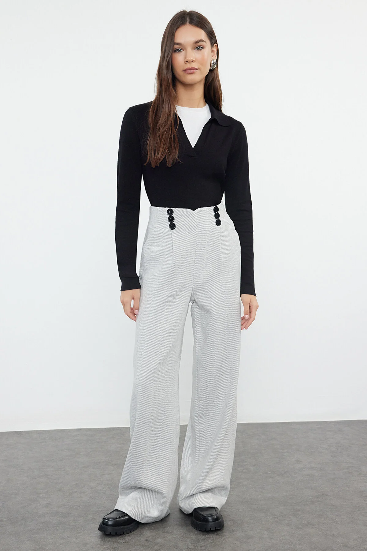 Bild von Trendyol Collection Hellgraue Gewebte Hose Mit Weitem Bein Und Knopfdetails für Damen - 42