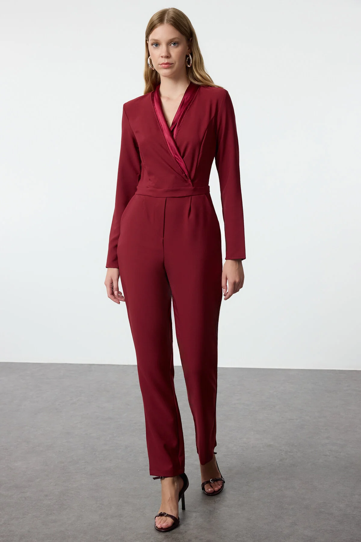 Bild von Trendyol Collection Burgunderroter Jumpsuit Aus Gewebtem Satin – Lang, Limitierte Auflage, Kragendetail für Damen - 38