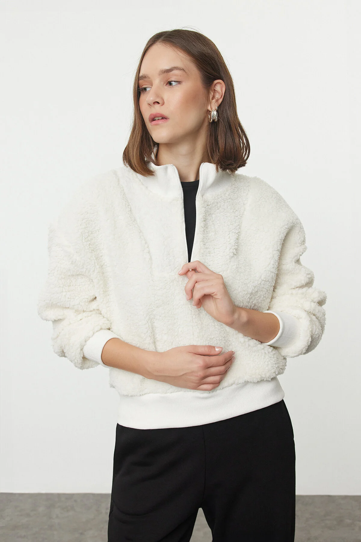 Bild von Trendyol Collection Plüschiges Ecru-sweatshirt Reißverschluss, Weite Passform, Dick Gestrickt Twoaw25sw00025 für Damen - M