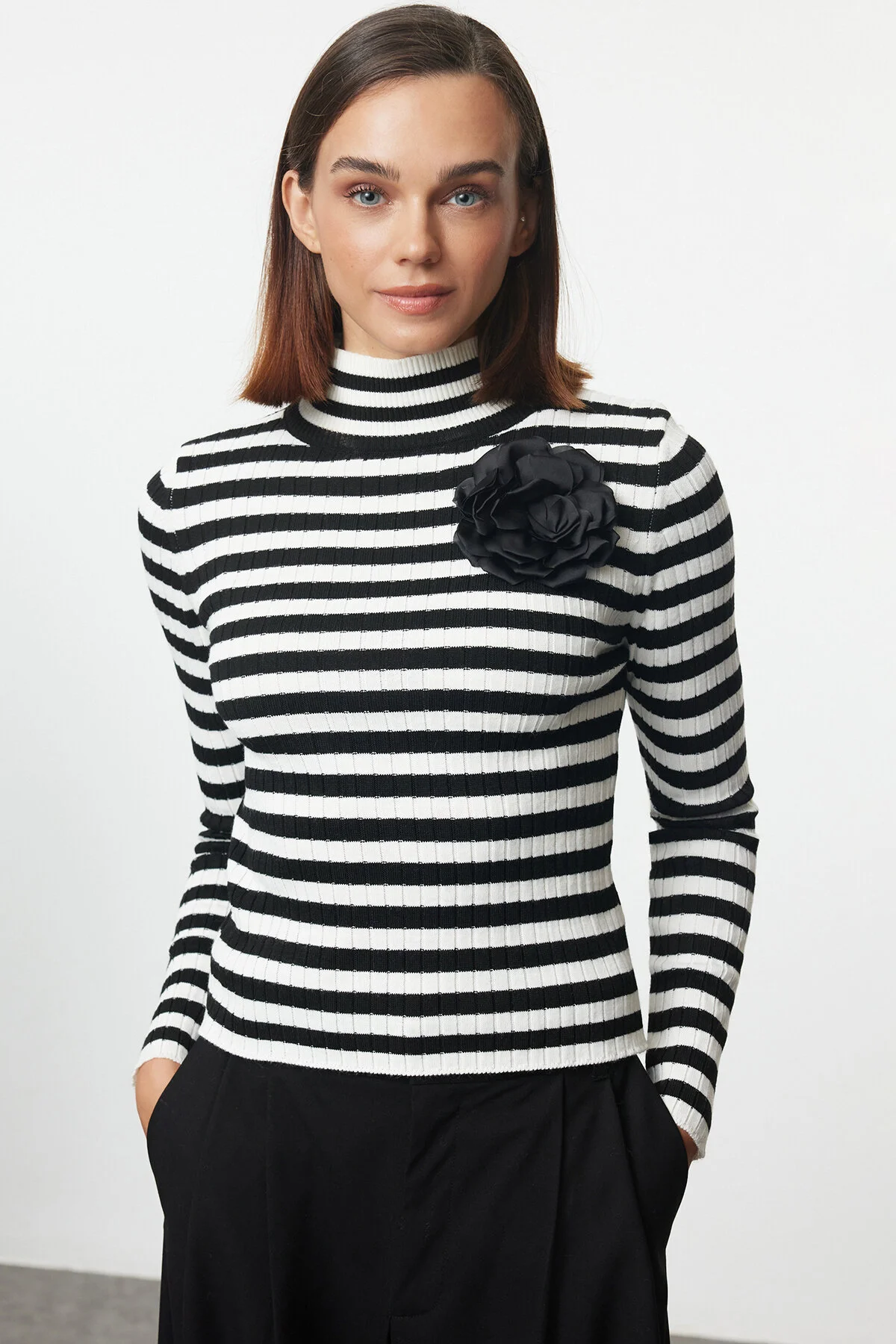 Bild von Trendyol Collection Kordel-strickpullover In Ecru – Rosendetails, Stehkragen, Gestreift Twoaw25kz00312 für Damen - L