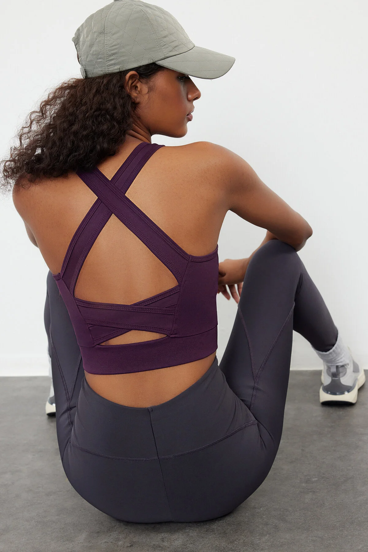 Bild von Trendyol Collection Sport-bh Mit Eckigem Kragen – Pflaume, Gestützt Und Formend, Mit Detaillierter Rückseite für Damen - XS