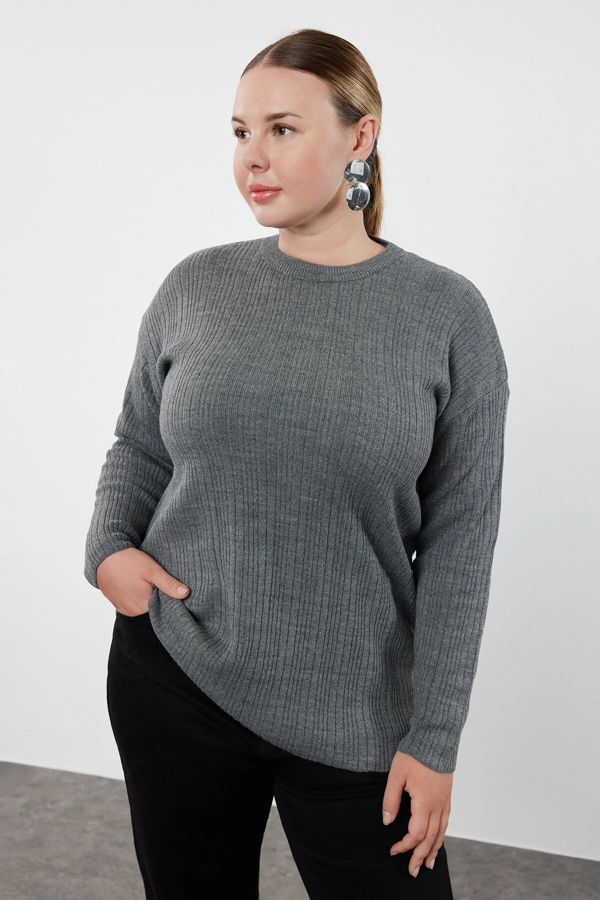 Bild von Trendyol Curve Anthrazitfarbener Strickpullover Mit Rundhalsausschnitt Und Kordel - für Damen - 5XL
